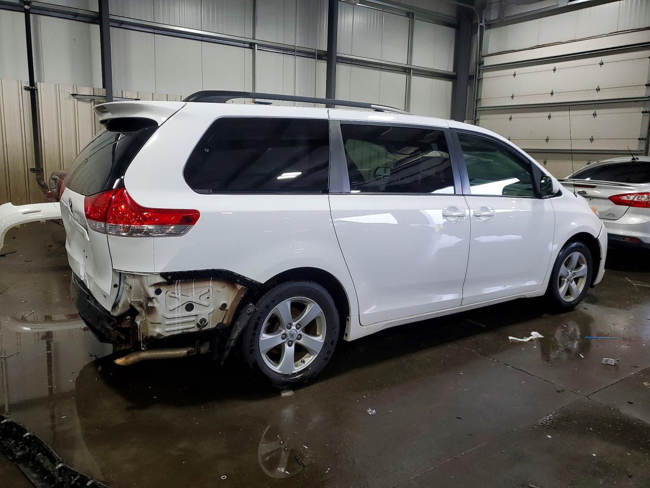 2014 Toyota Sienna Le White vin: 5TDKK3DC5ES519624