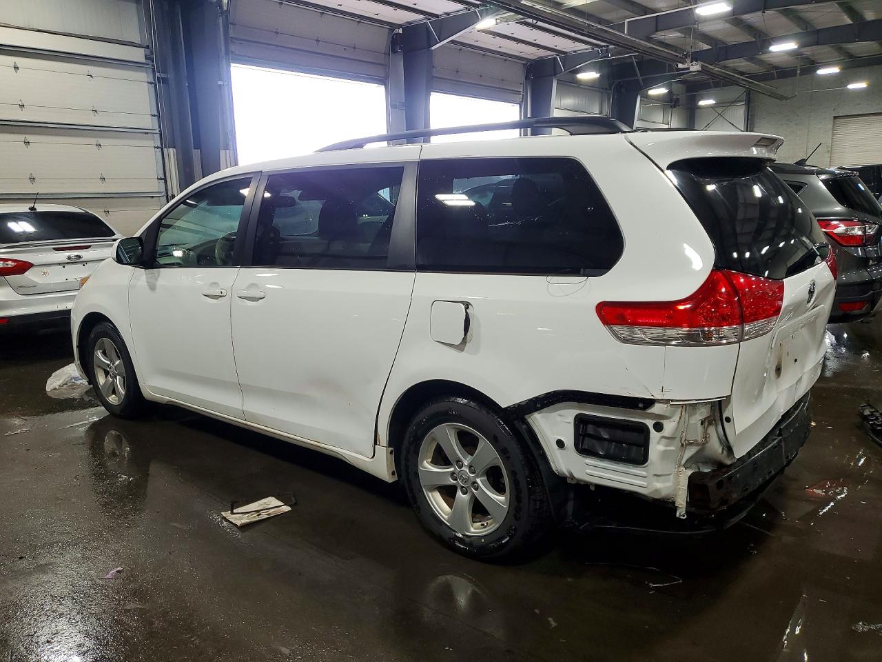 2014 Toyota Sienna Le White vin: 5TDKK3DC5ES519624