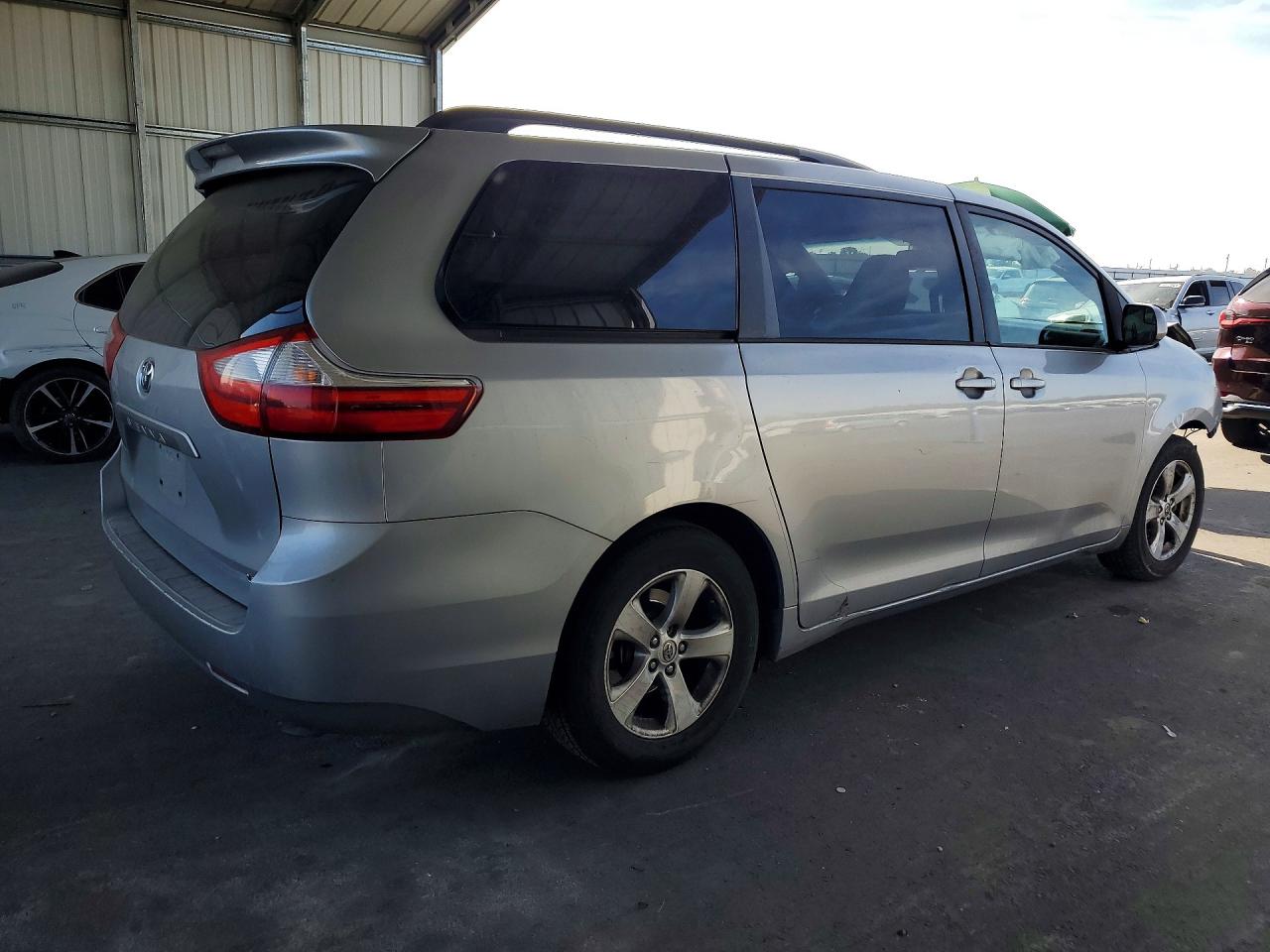 2015 Toyota Sienna Le Silver vin: 5TDKK3DC5FS559851