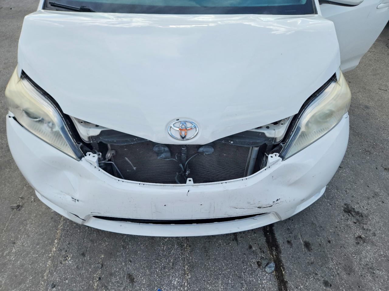 2015 Toyota Sienna Le White vin: 5TDKK3DC5FS561535