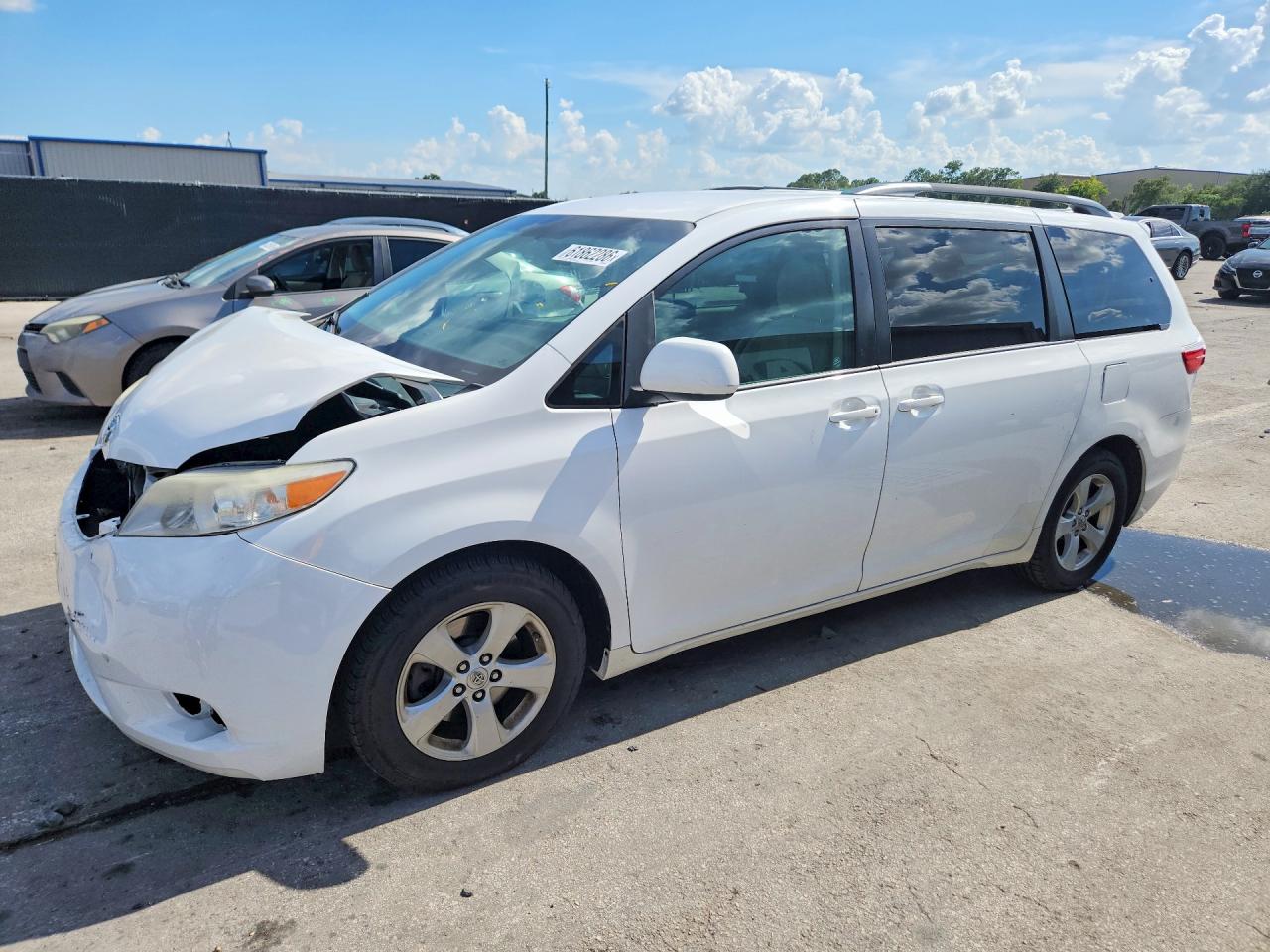 2015 Toyota Sienna Le White vin: 5TDKK3DC5FS561535