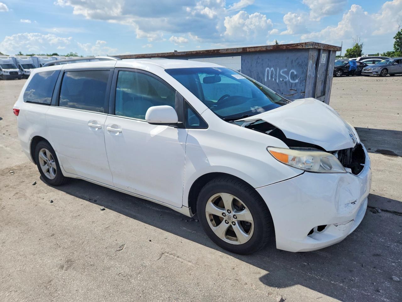 2015 Toyota Sienna Le White vin: 5TDKK3DC5FS561535