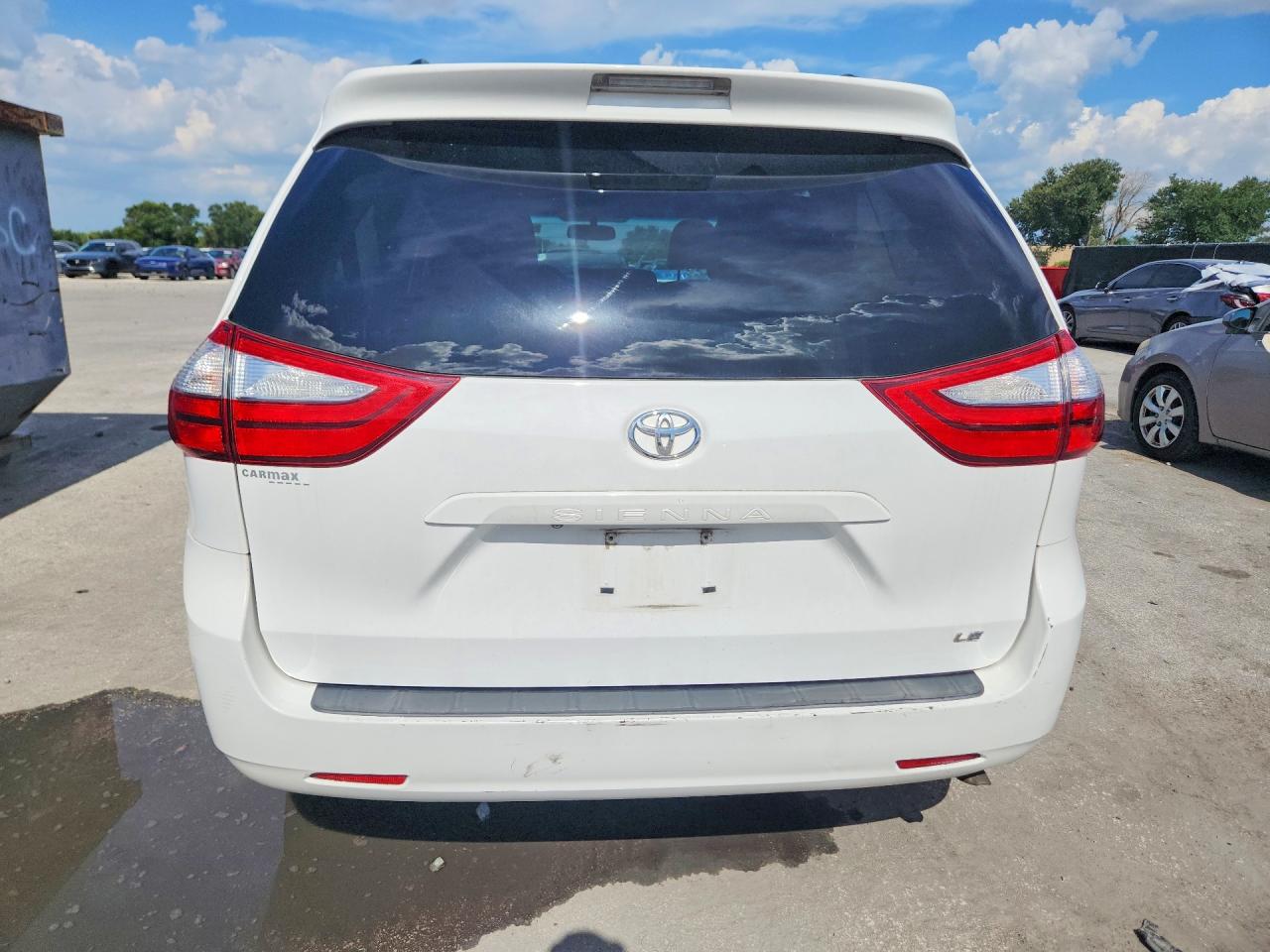 2015 Toyota Sienna Le White vin: 5TDKK3DC5FS561535
