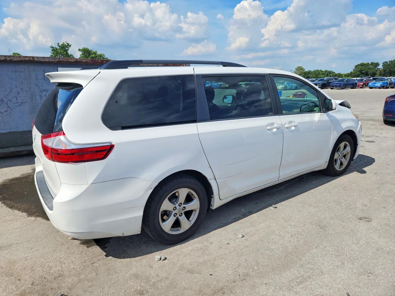 2015 Toyota Sienna Le White vin: 5TDKK3DC5FS561535