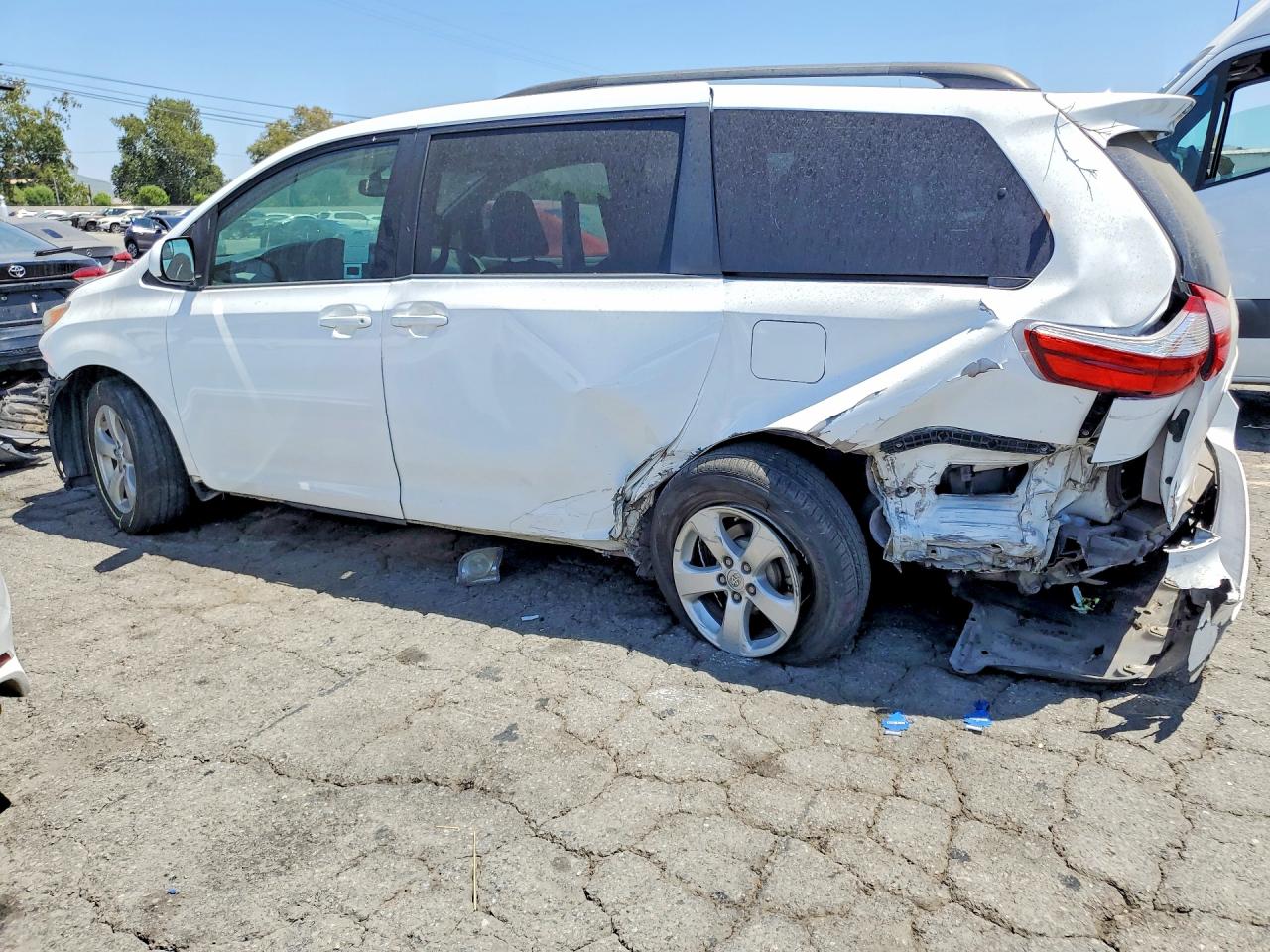 2015 Toyota Sienna Le White vin: 5TDKK3DC5FS567500