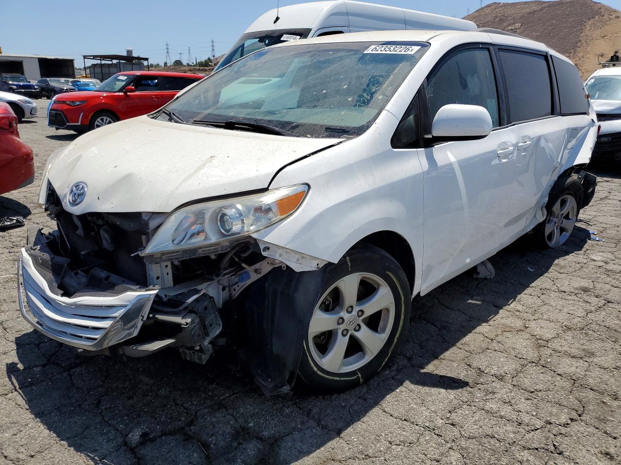 2015 Toyota Sienna Le White vin: 5TDKK3DC5FS567500