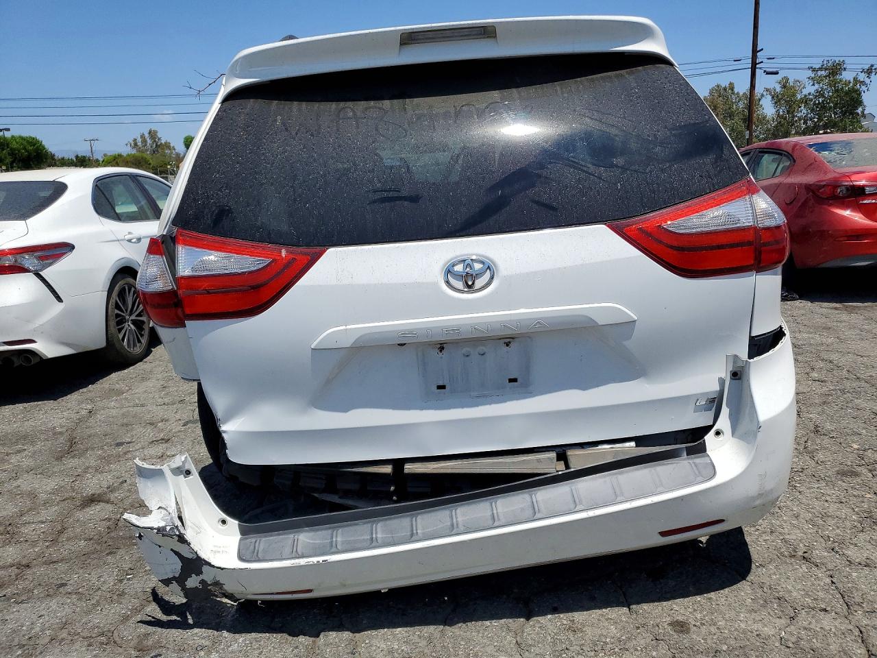 2015 Toyota Sienna Le White vin: 5TDKK3DC5FS567500