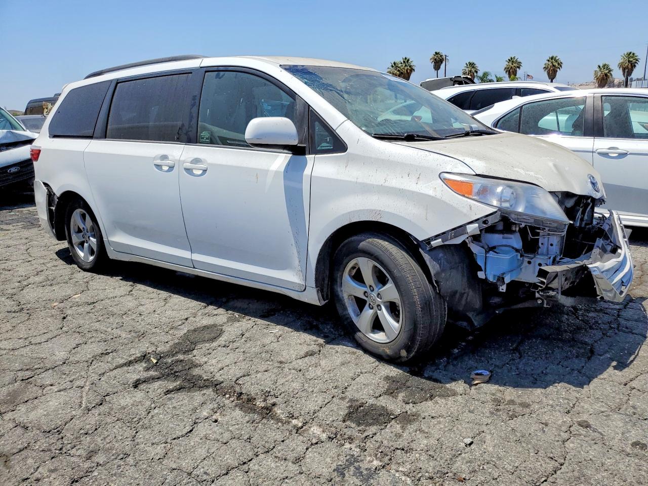 2015 Toyota Sienna Le White vin: 5TDKK3DC5FS567500