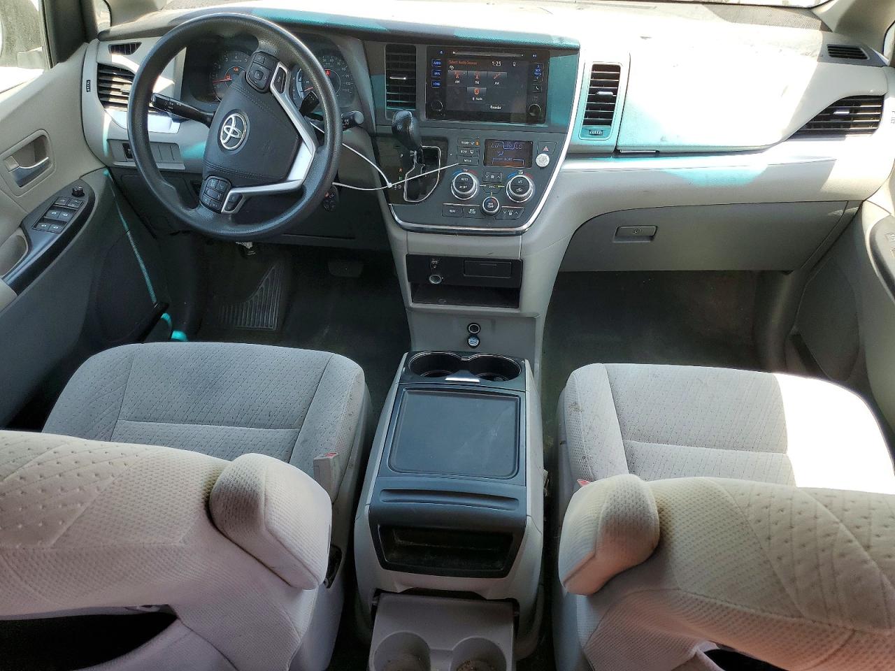 2015 Toyota Sienna Le White vin: 5TDKK3DC5FS567500