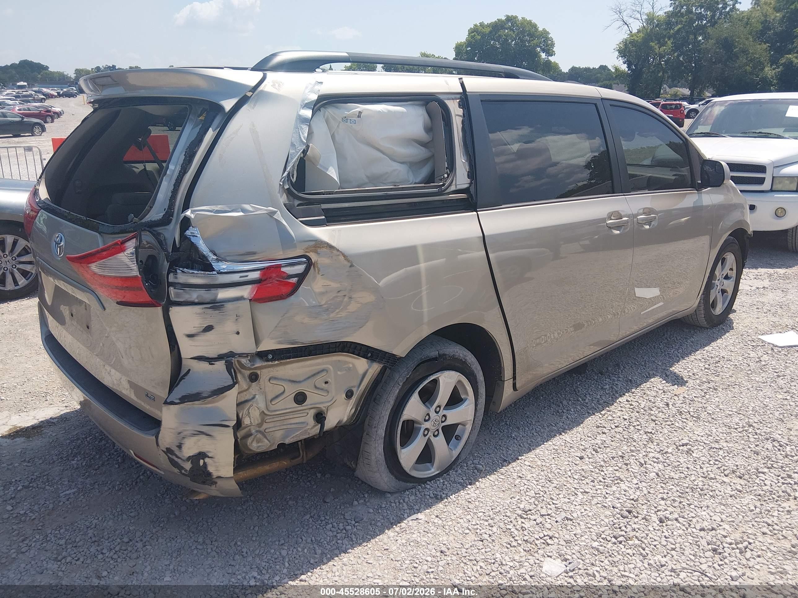 2015 Toyota Sienna Le 8 Passenger Beige vin: 5TDKK3DC5FS600561