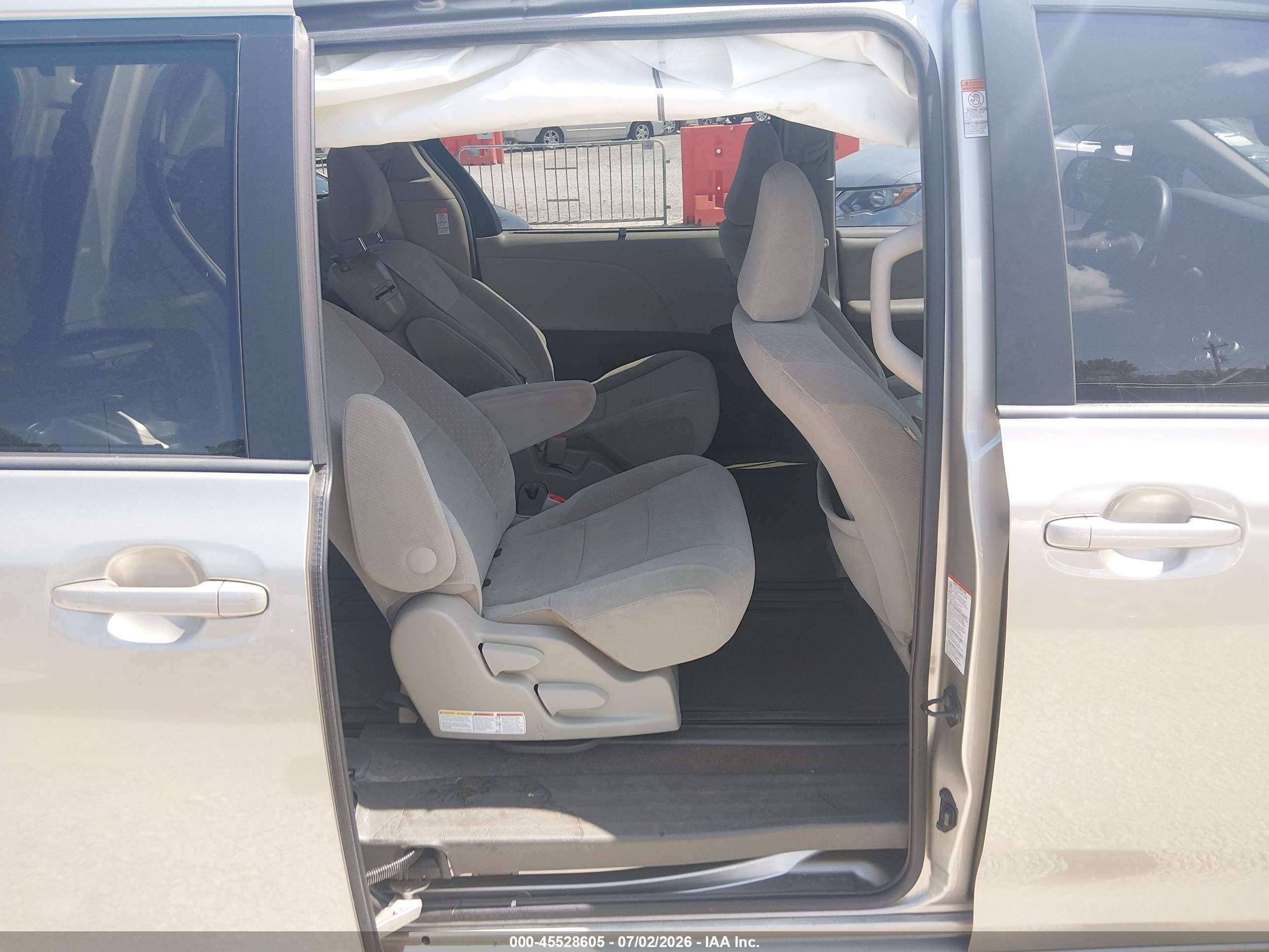 2015 Toyota Sienna Le 8 Passenger Beige vin: 5TDKK3DC5FS600561