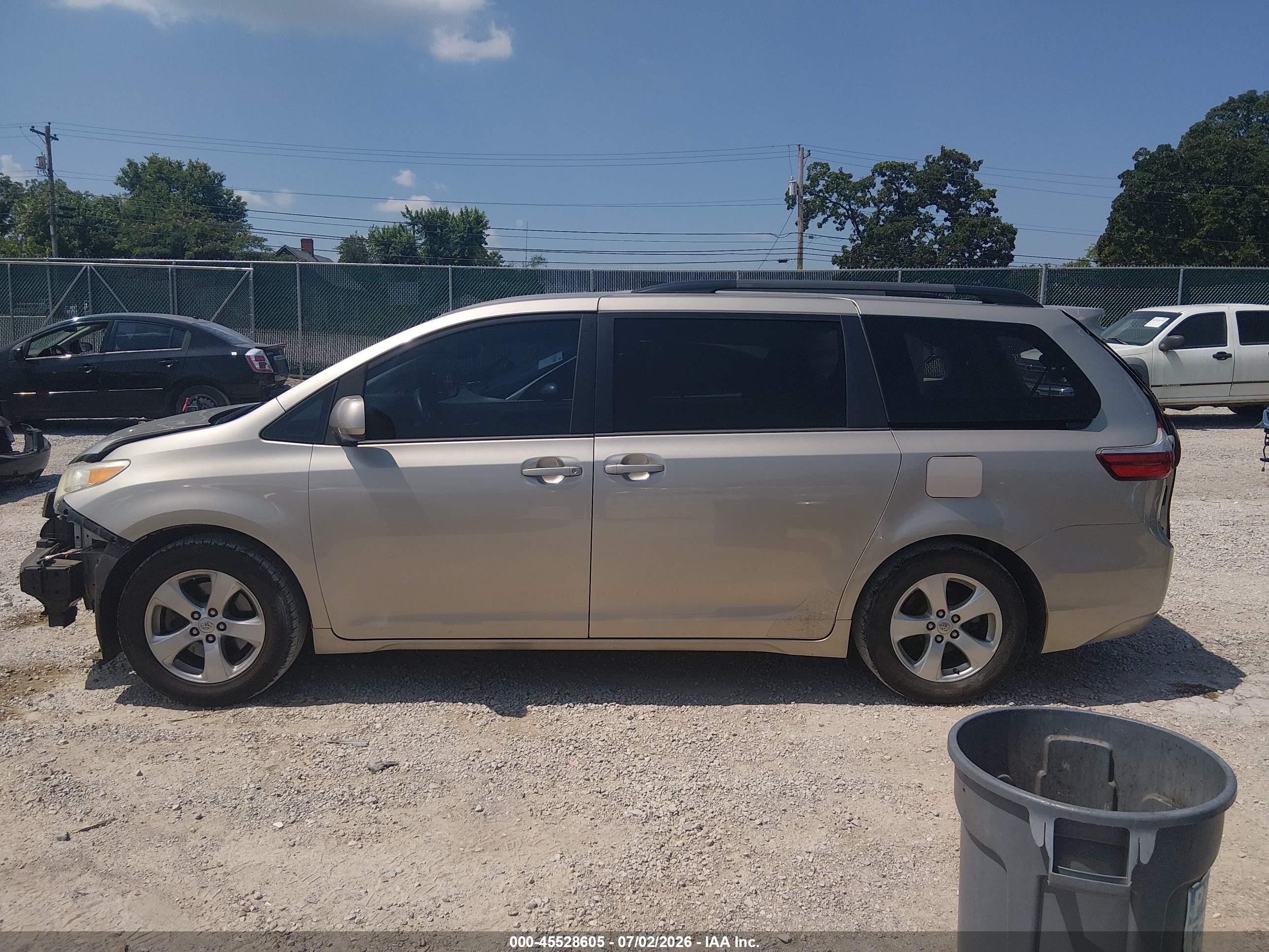 2015 Toyota Sienna Le 8 Passenger Beige vin: 5TDKK3DC5FS600561