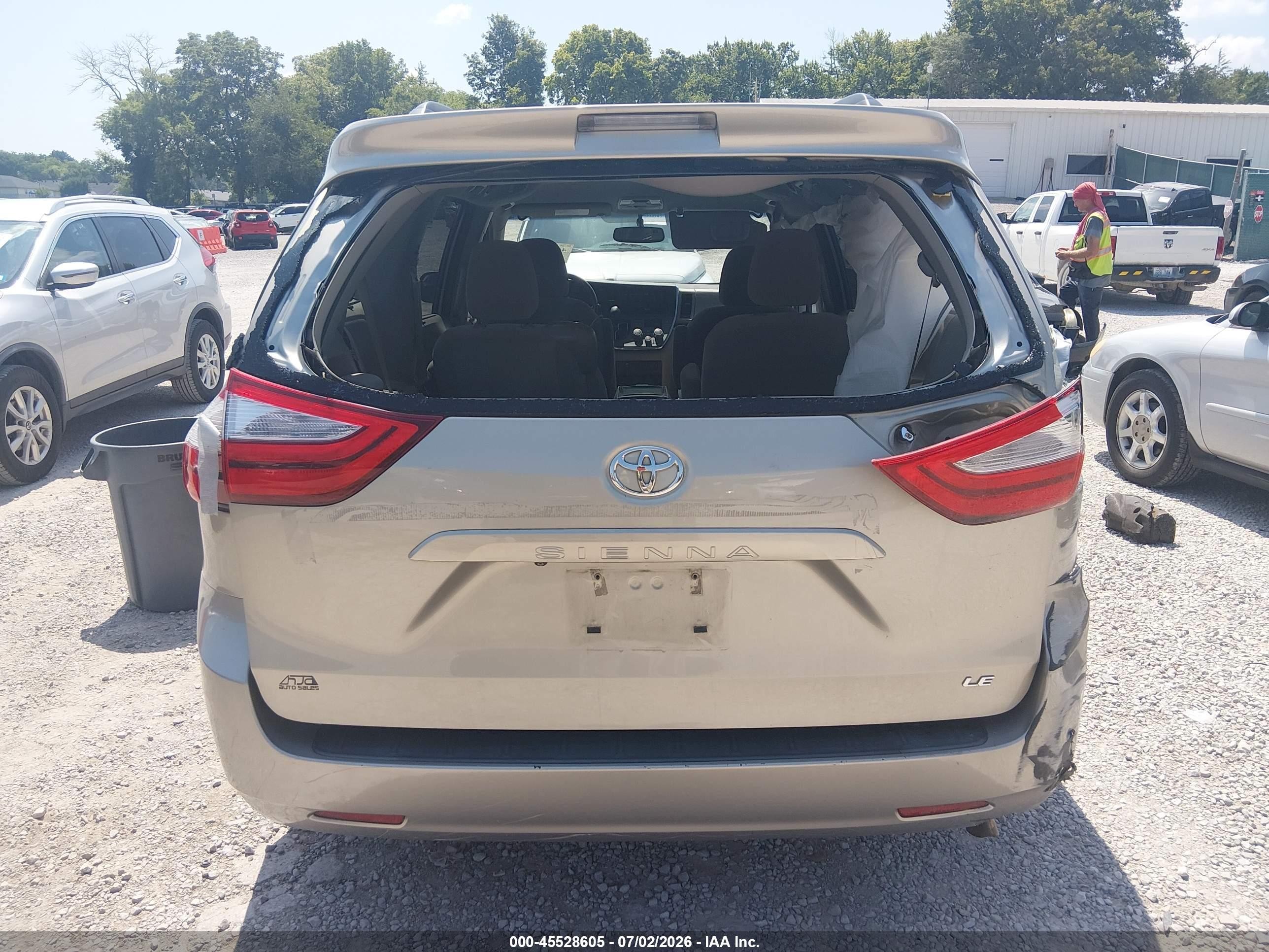 2015 Toyota Sienna Le 8 Passenger Beige vin: 5TDKK3DC5FS600561