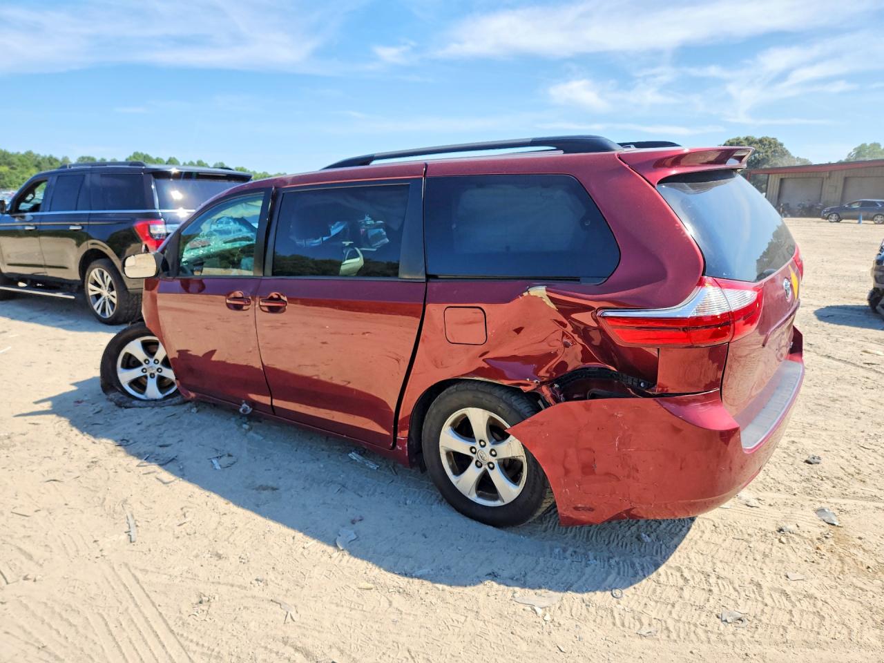 2015 Toyota Sienna Le Красный vin: 5TDKK3DC5FS618560