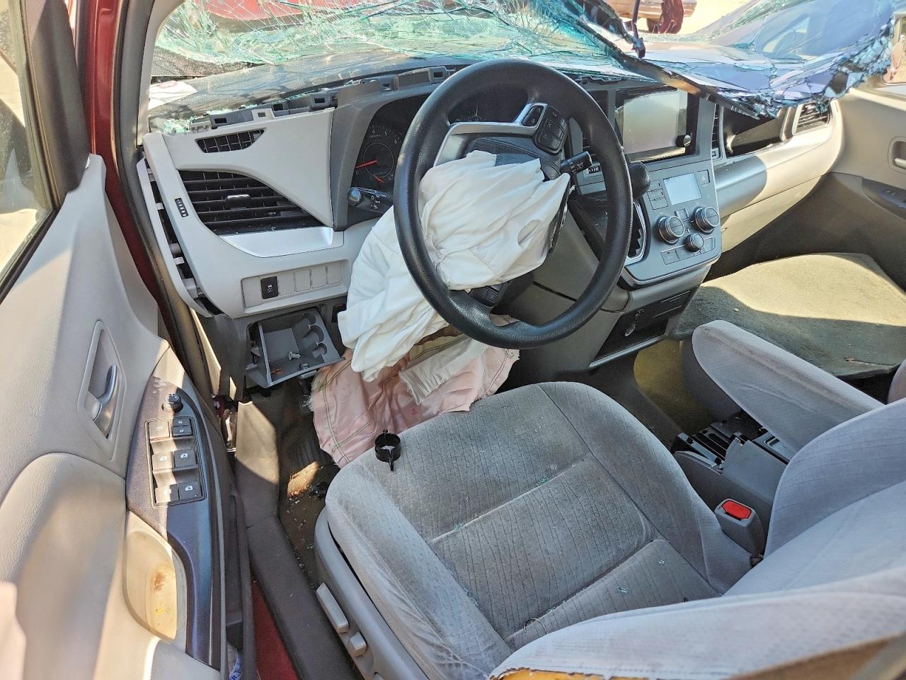 2015 Toyota Sienna Le Красный vin: 5TDKK3DC5FS618560