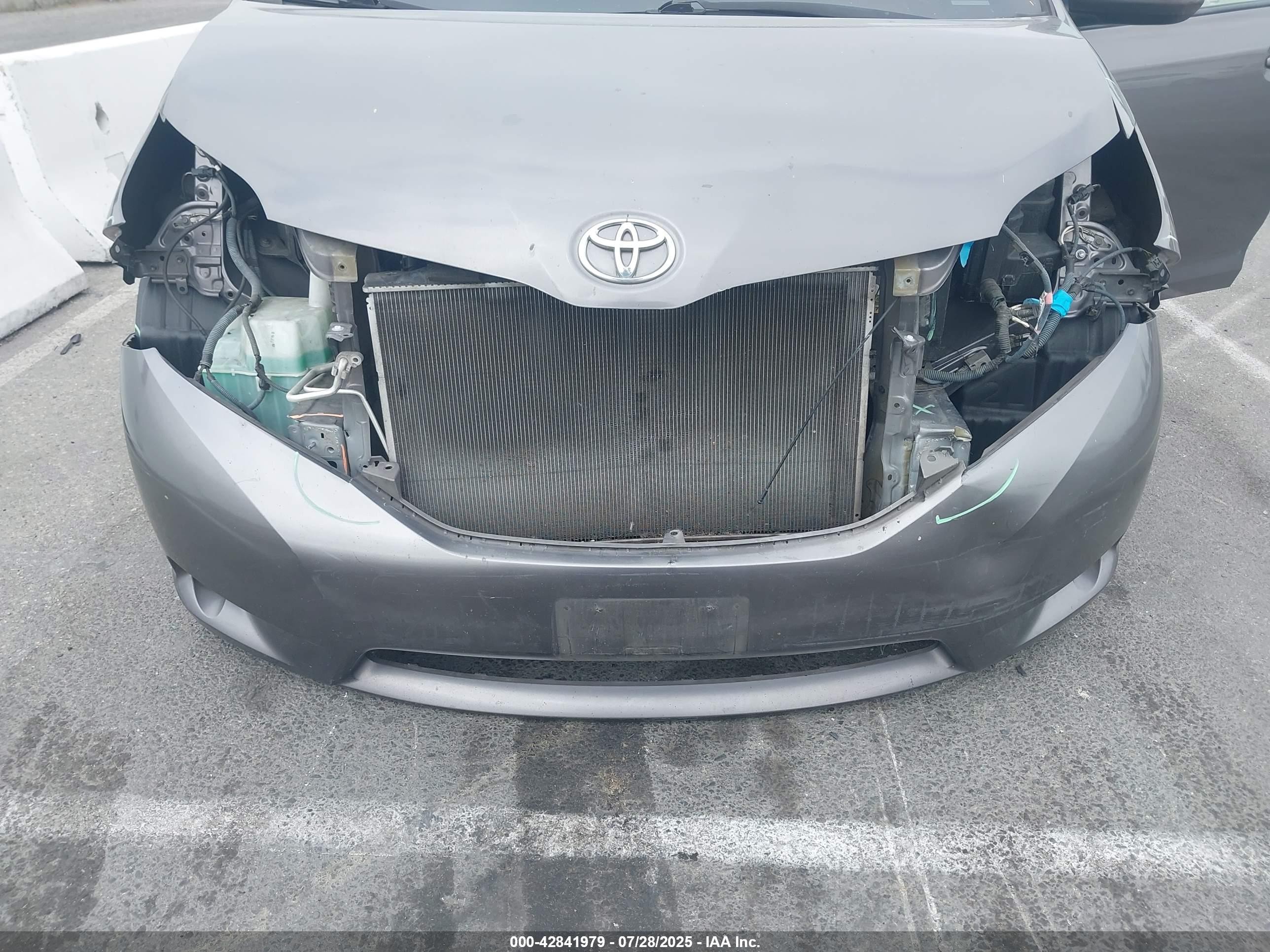 2015 Toyota Sienna Le 8 Passenger Gray vin: 5TDKK3DC5FS631759