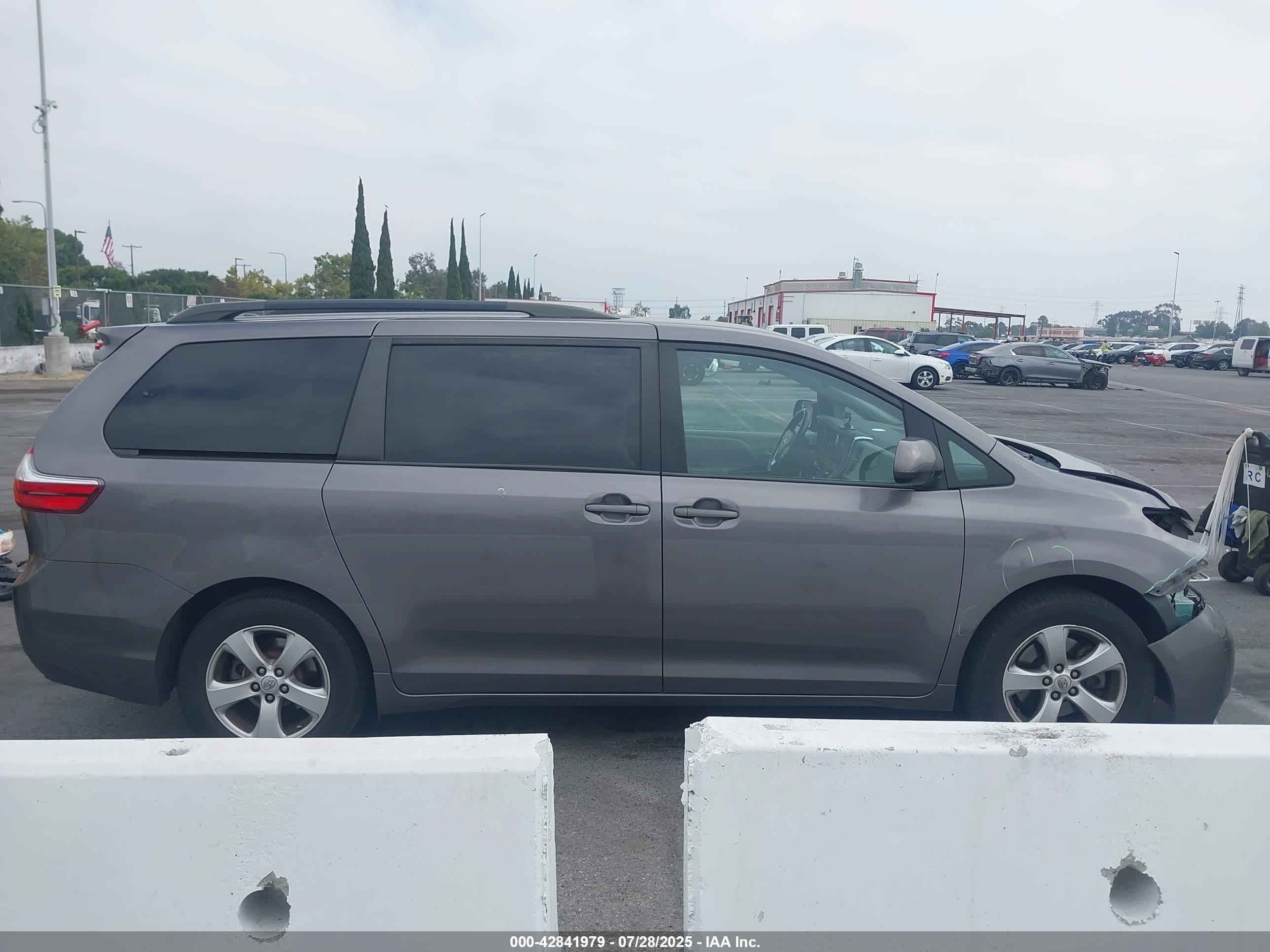2015 Toyota Sienna Le 8 Passenger Gray vin: 5TDKK3DC5FS631759