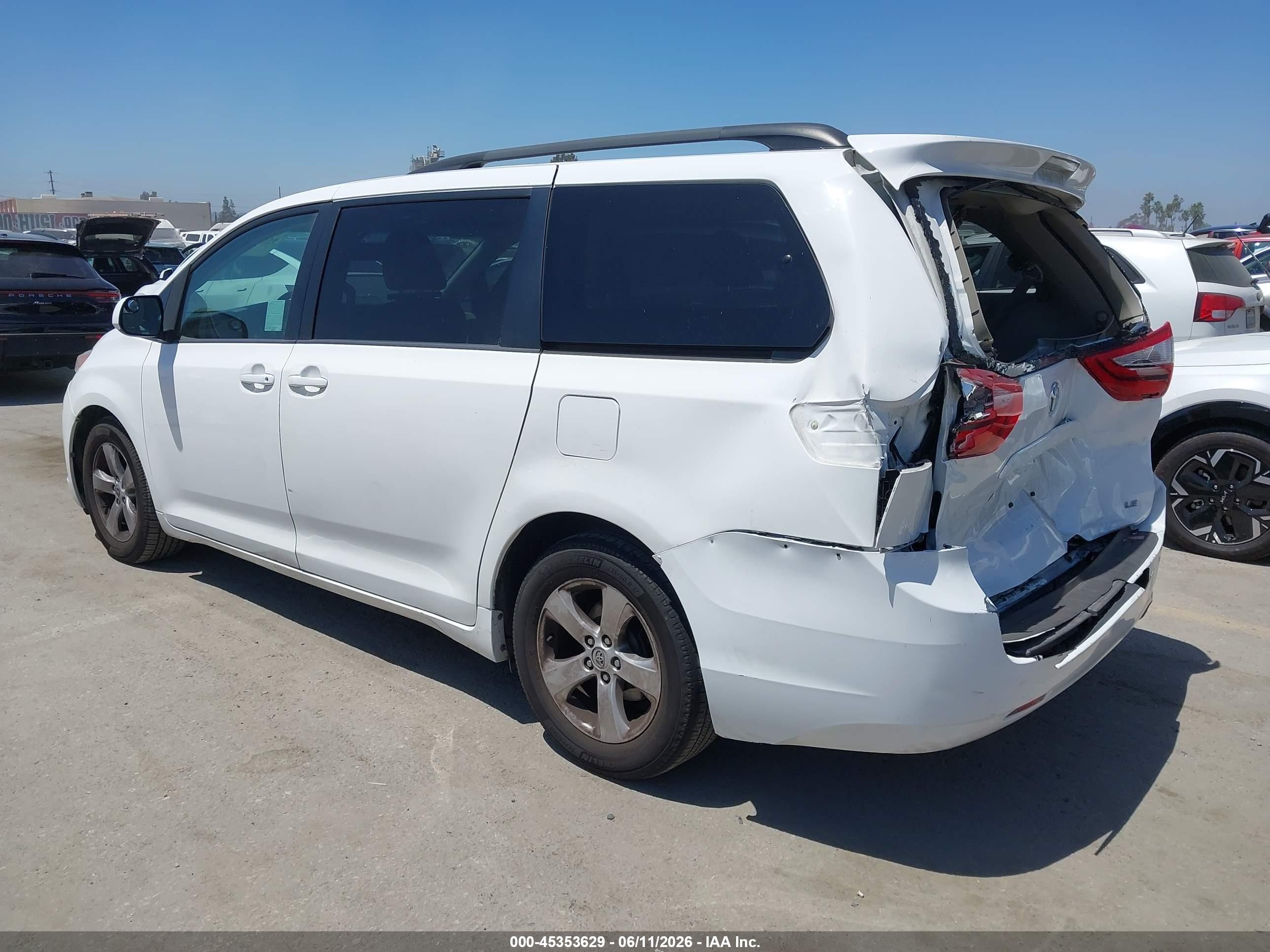 2015 Toyota Sienna Le 8 Passenger White vin: 5TDKK3DC5FS631969