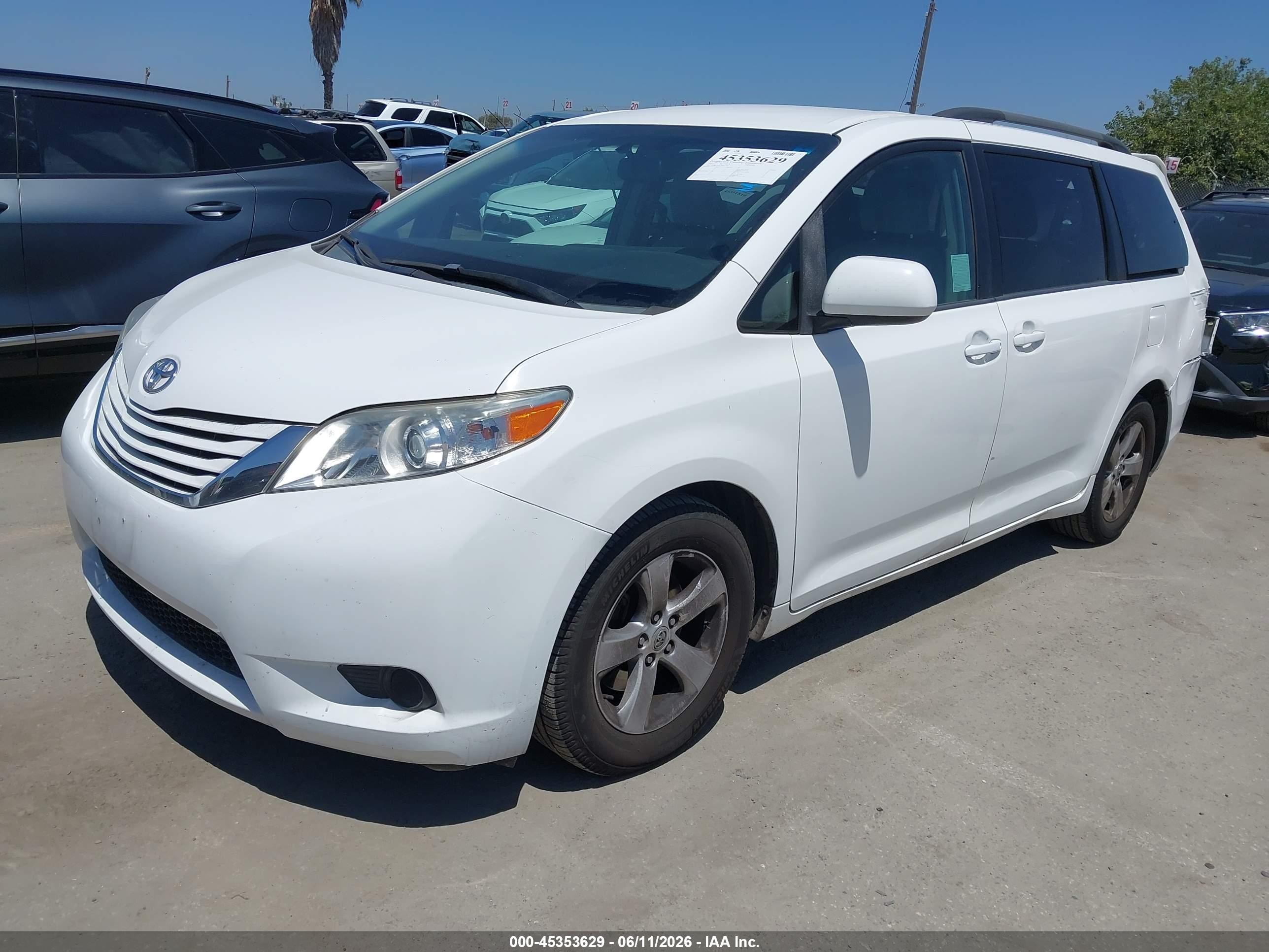 2015 Toyota Sienna Le 8 Passenger White vin: 5TDKK3DC5FS631969