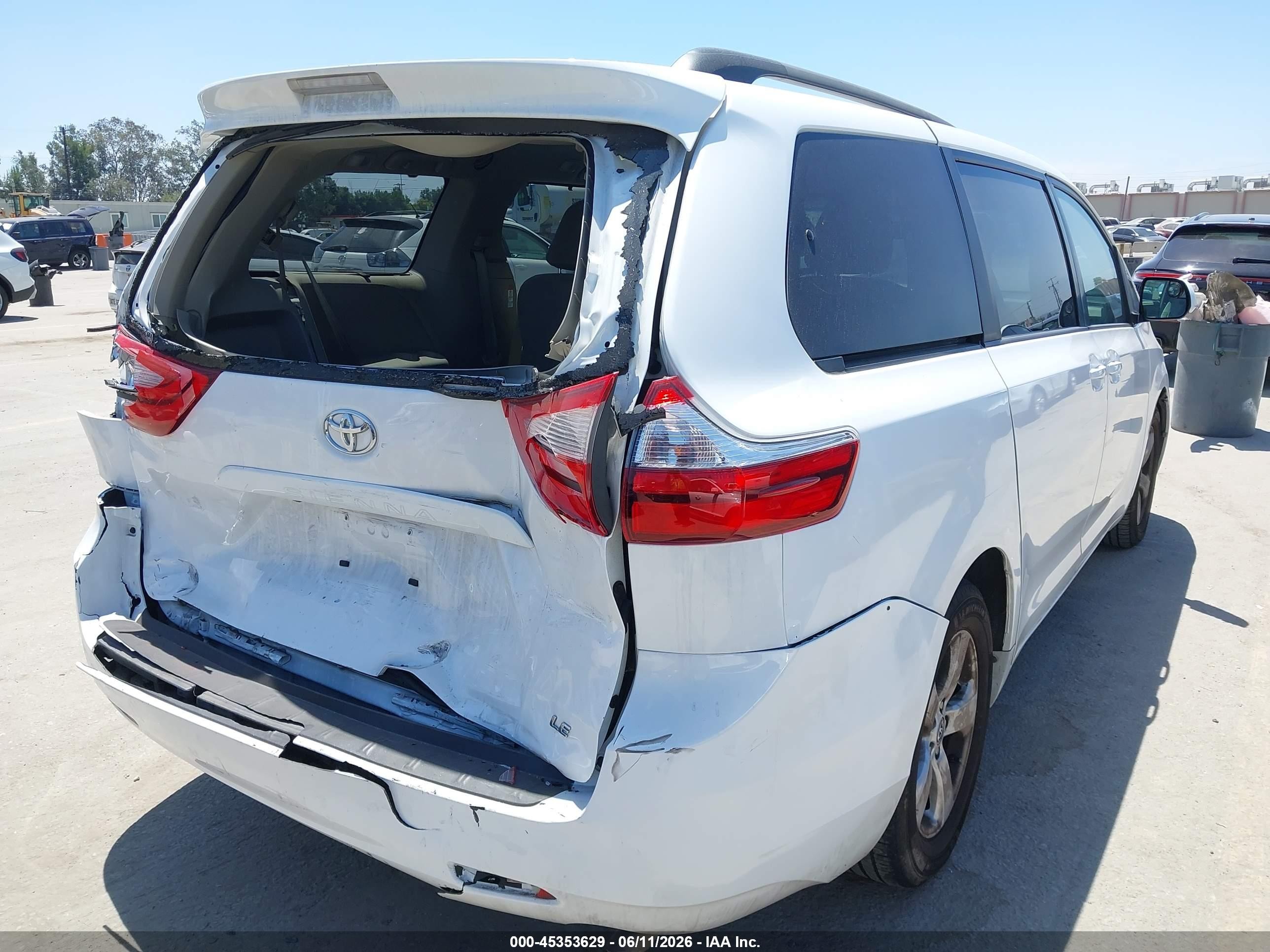 2015 Toyota Sienna Le 8 Passenger White vin: 5TDKK3DC5FS631969