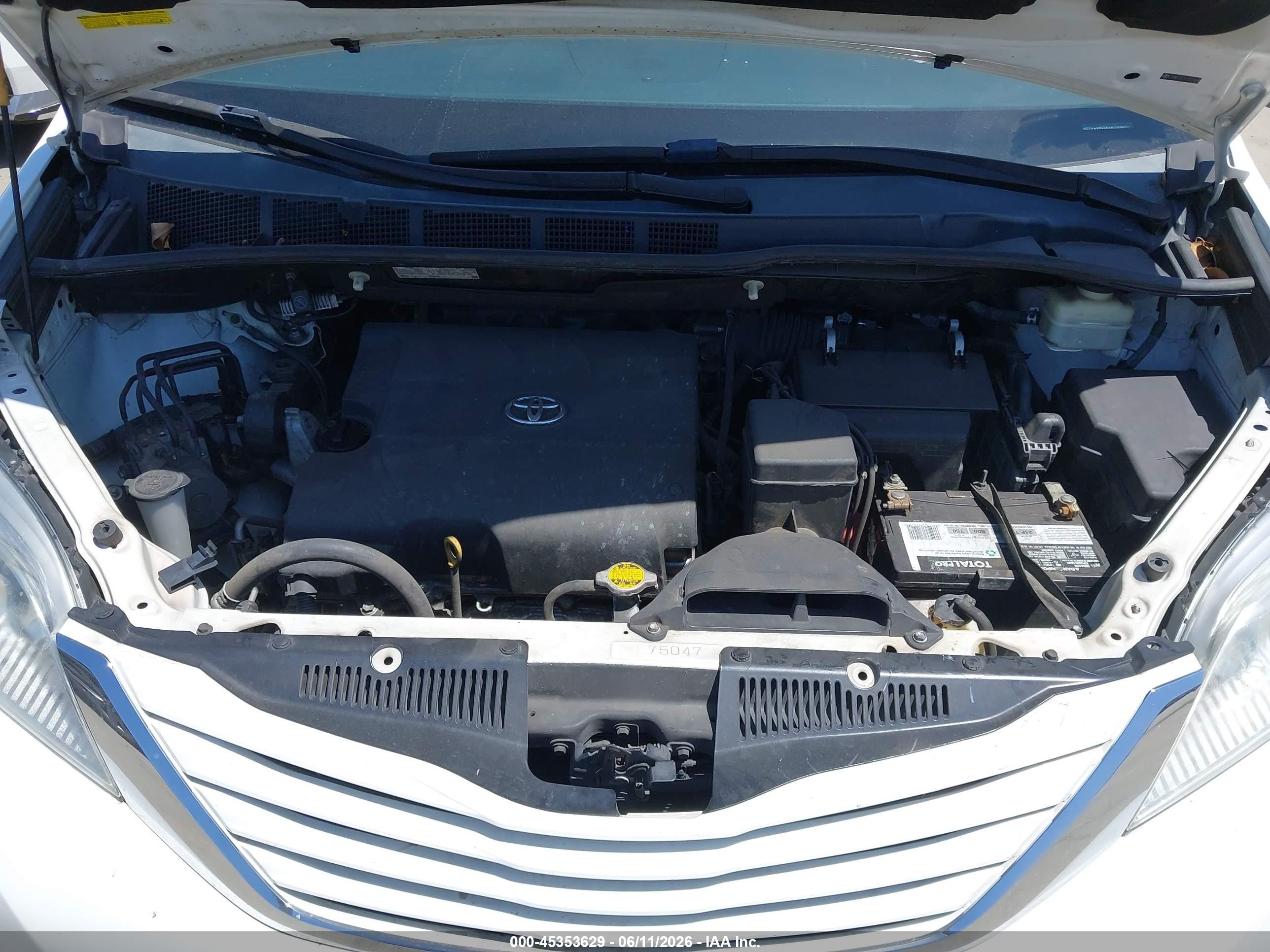 2015 Toyota Sienna Le 8 Passenger White vin: 5TDKK3DC5FS631969