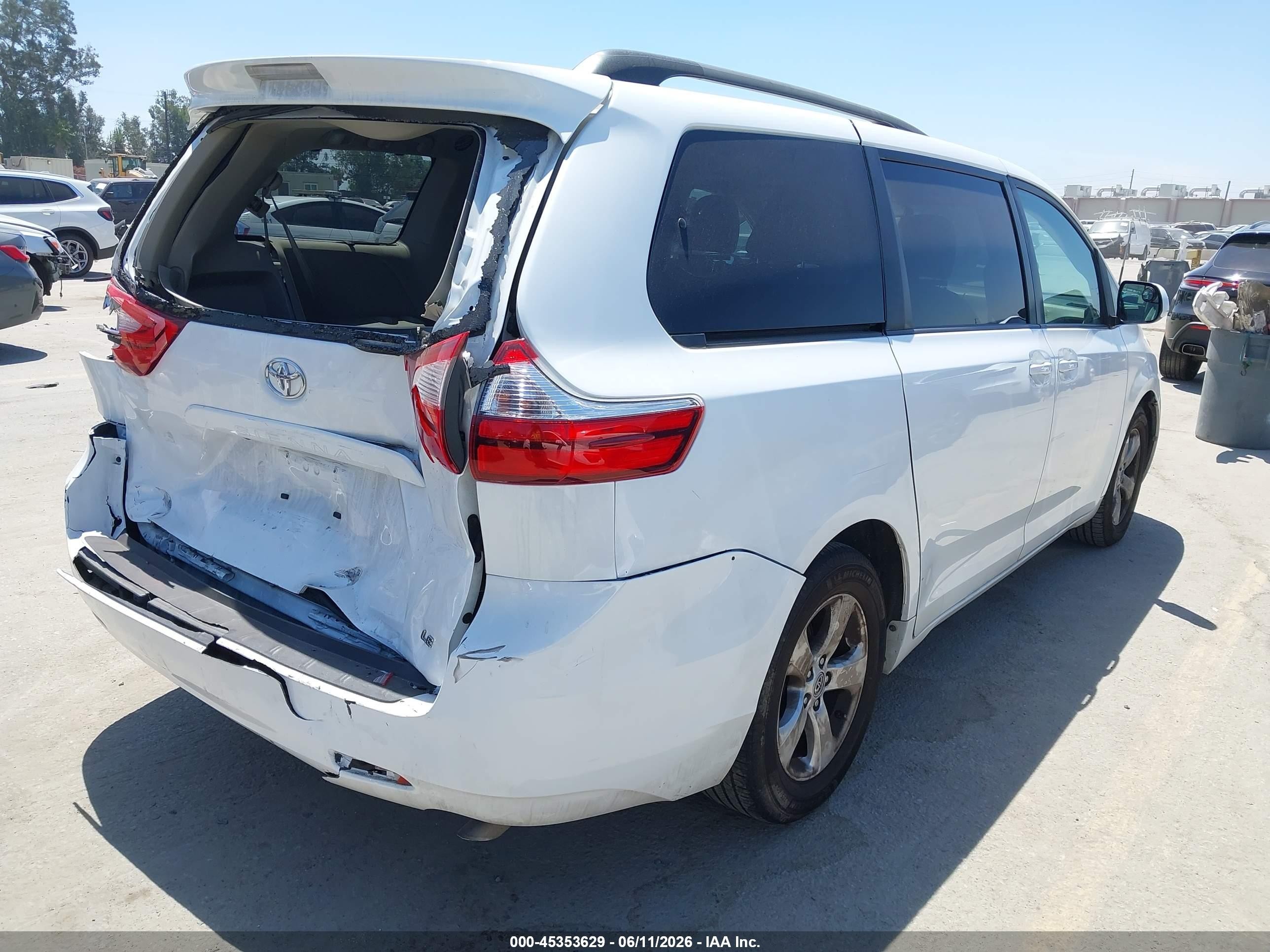2015 Toyota Sienna Le 8 Passenger White vin: 5TDKK3DC5FS631969