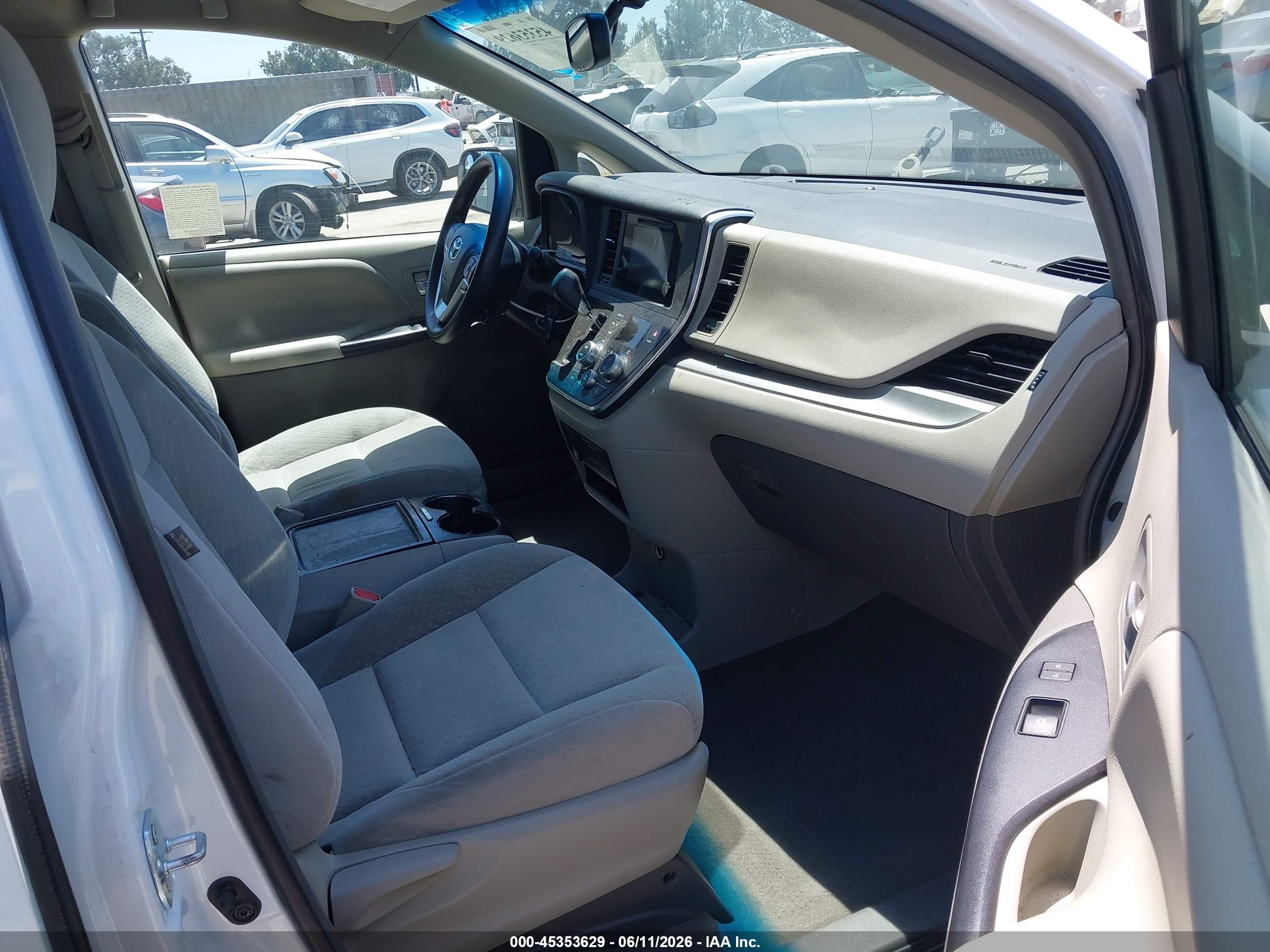 2015 Toyota Sienna Le 8 Passenger White vin: 5TDKK3DC5FS631969