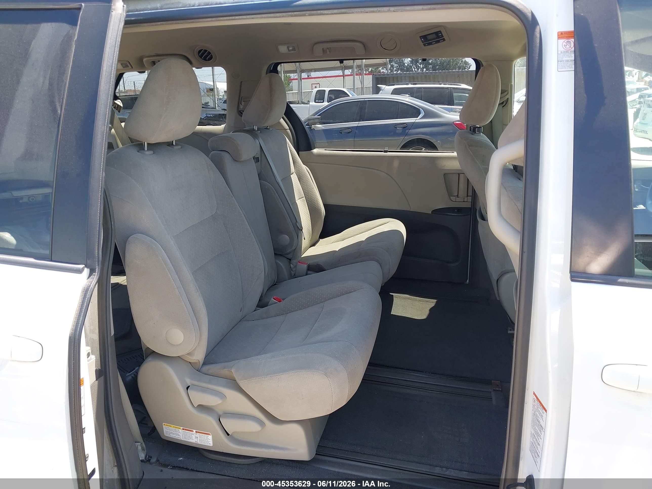 2015 Toyota Sienna Le 8 Passenger White vin: 5TDKK3DC5FS631969
