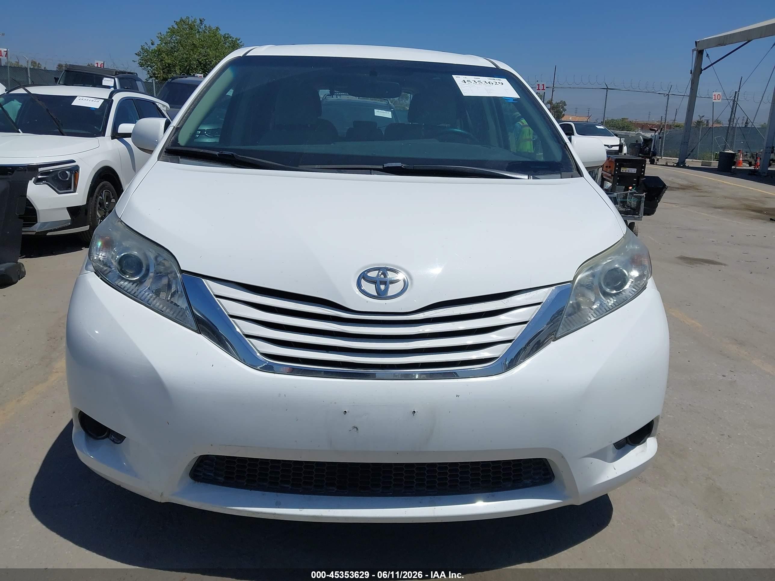 2015 Toyota Sienna Le 8 Passenger White vin: 5TDKK3DC5FS631969