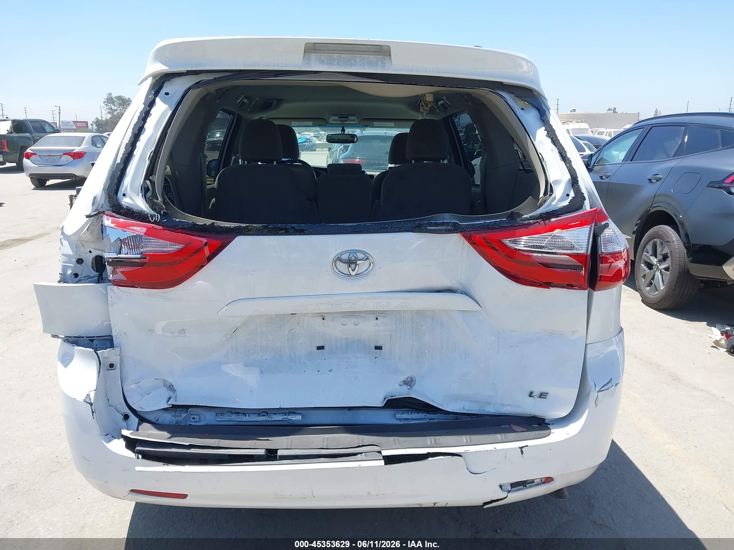 2015 Toyota Sienna Le 8 Passenger White vin: 5TDKK3DC5FS631969