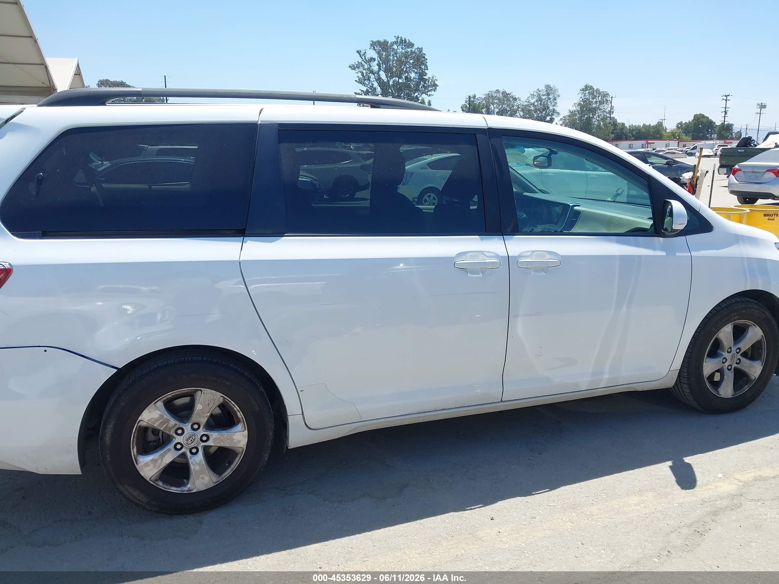 2015 Toyota Sienna Le 8 Passenger White vin: 5TDKK3DC5FS631969