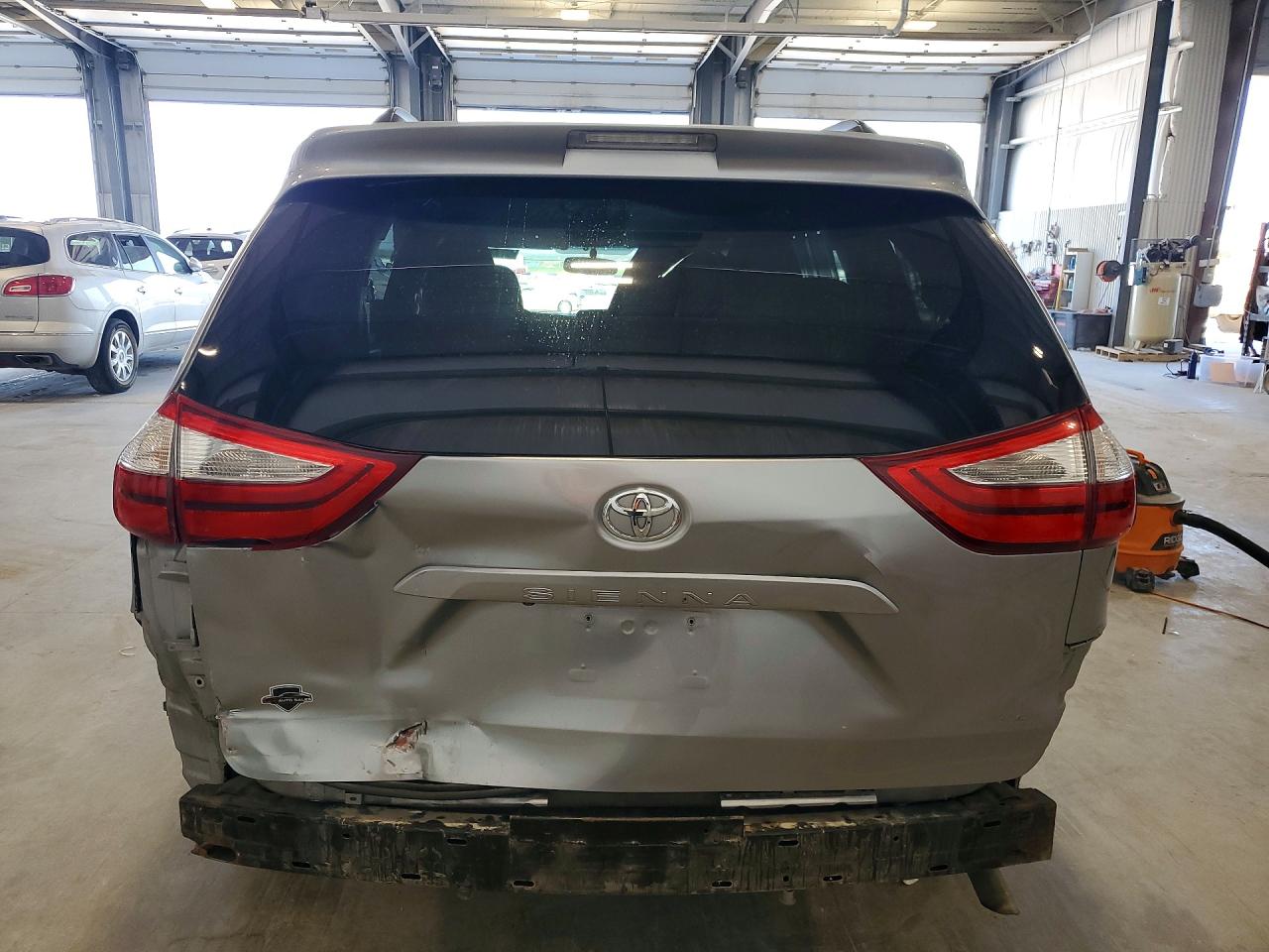 2015 Toyota Sienna Le Silver vin: 5TDKK3DC5FS644110