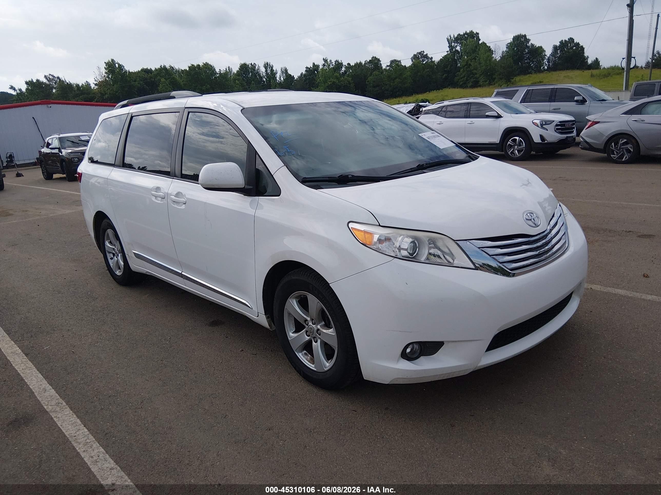 2015 Toyota Sienna Le 8 Passenger White vin: 5TDKK3DC5FS663210