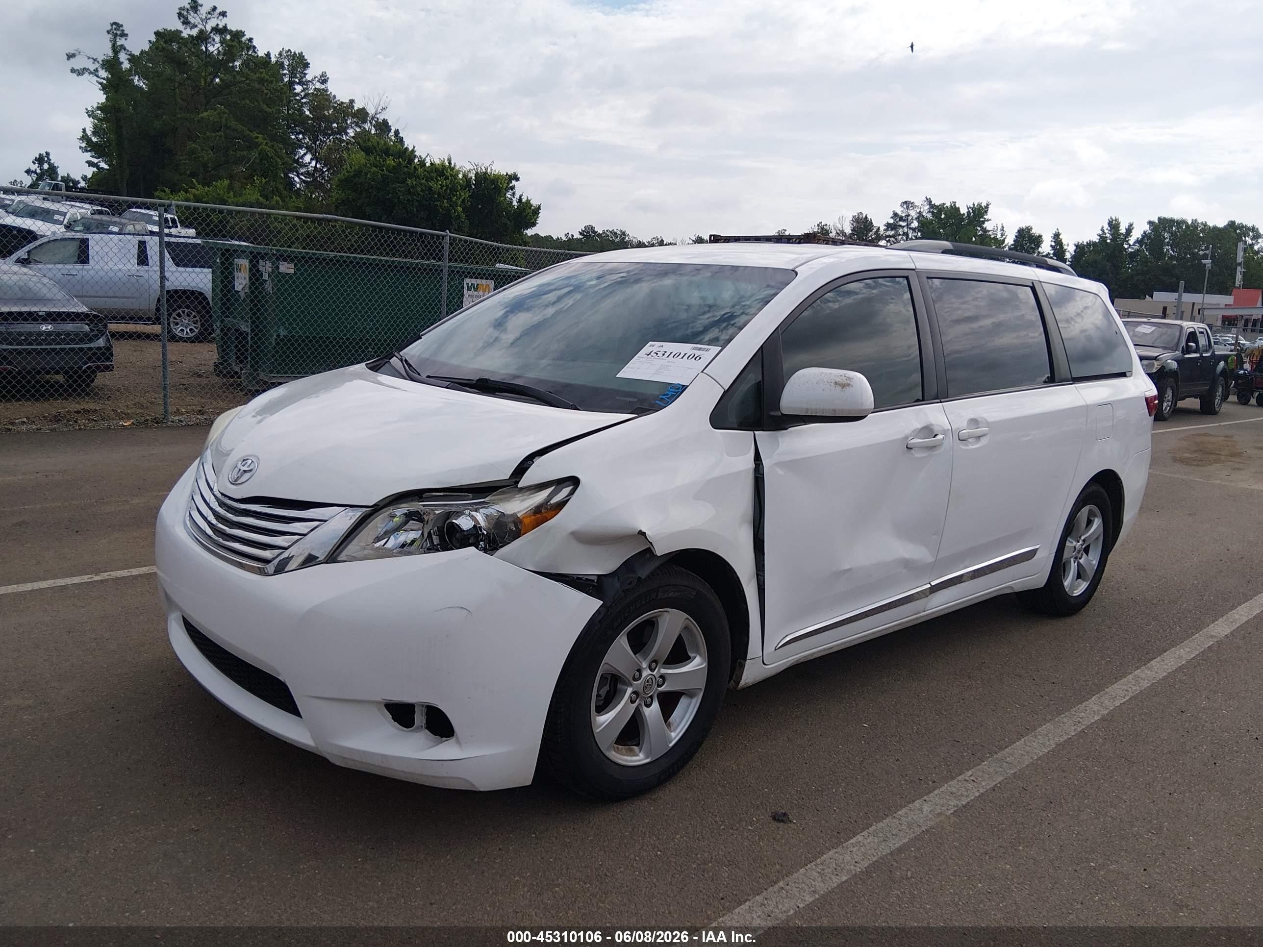 2015 Toyota Sienna Le 8 Passenger White vin: 5TDKK3DC5FS663210