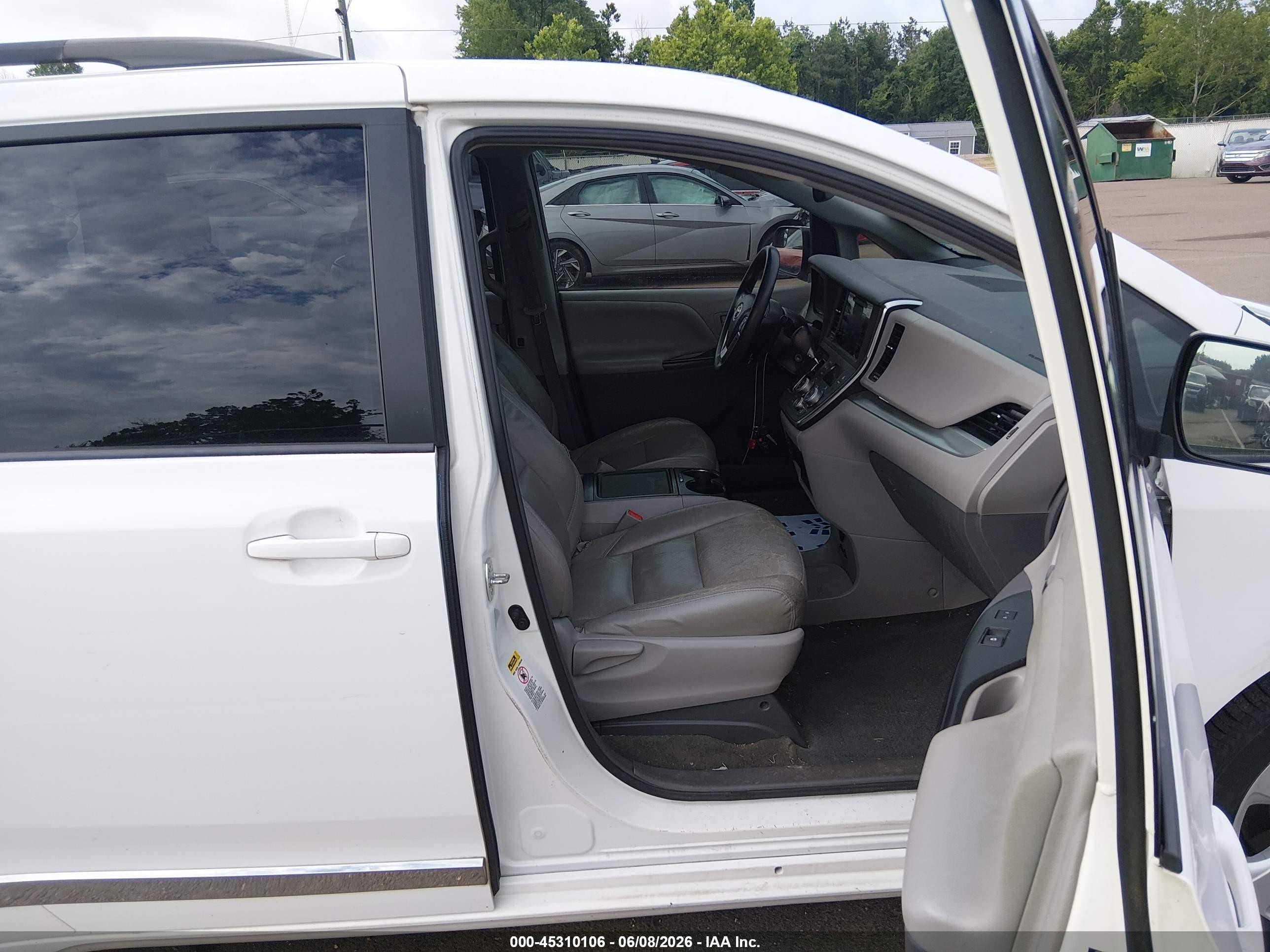 2015 Toyota Sienna Le 8 Passenger White vin: 5TDKK3DC5FS663210