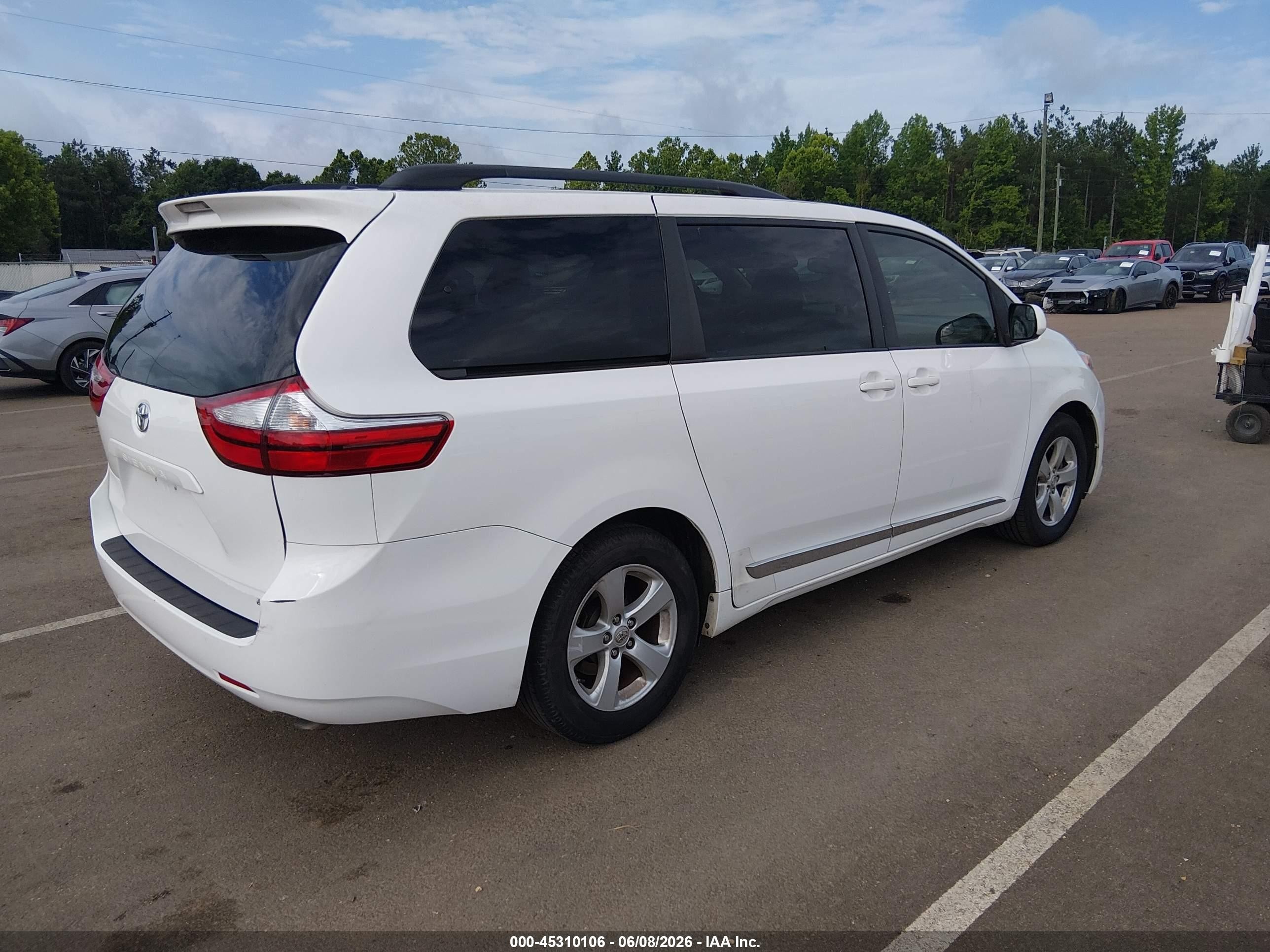 2015 Toyota Sienna Le 8 Passenger White vin: 5TDKK3DC5FS663210