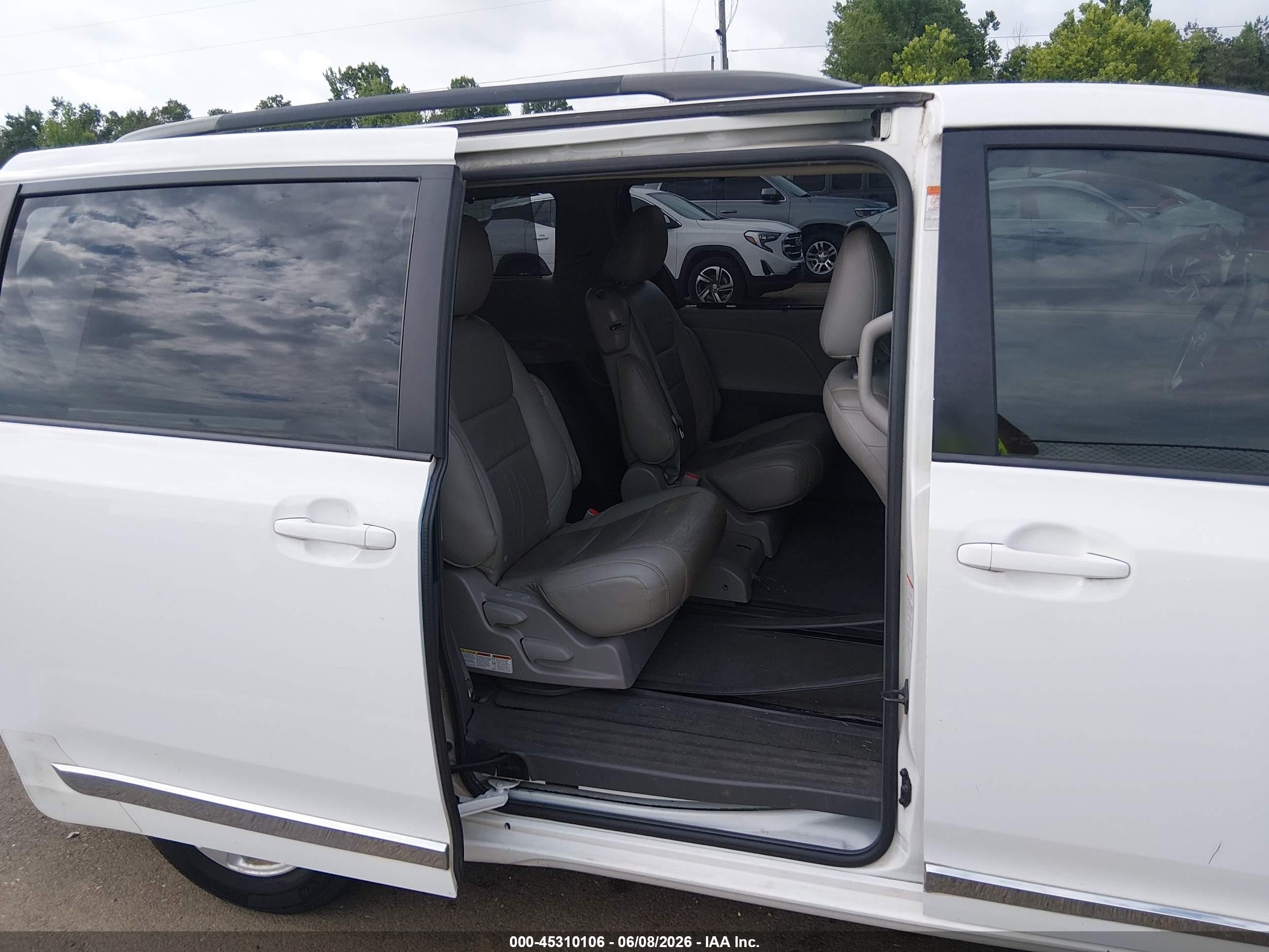 2015 Toyota Sienna Le 8 Passenger White vin: 5TDKK3DC5FS663210