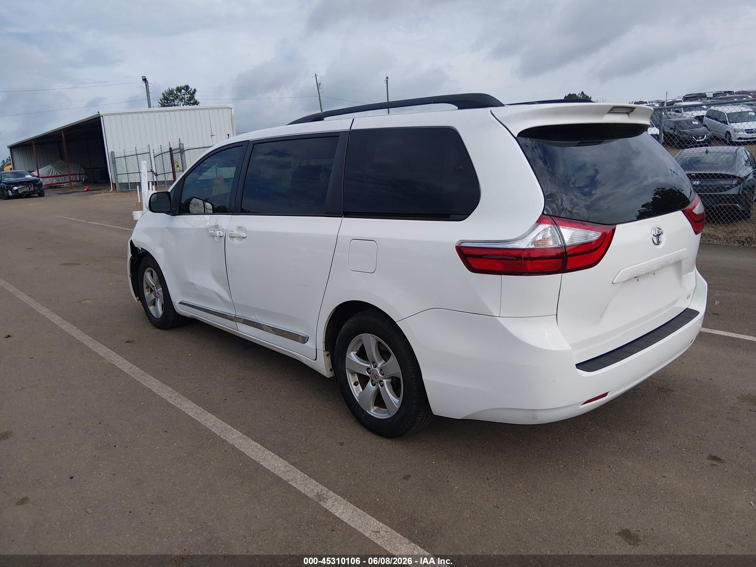 2015 Toyota Sienna Le 8 Passenger White vin: 5TDKK3DC5FS663210