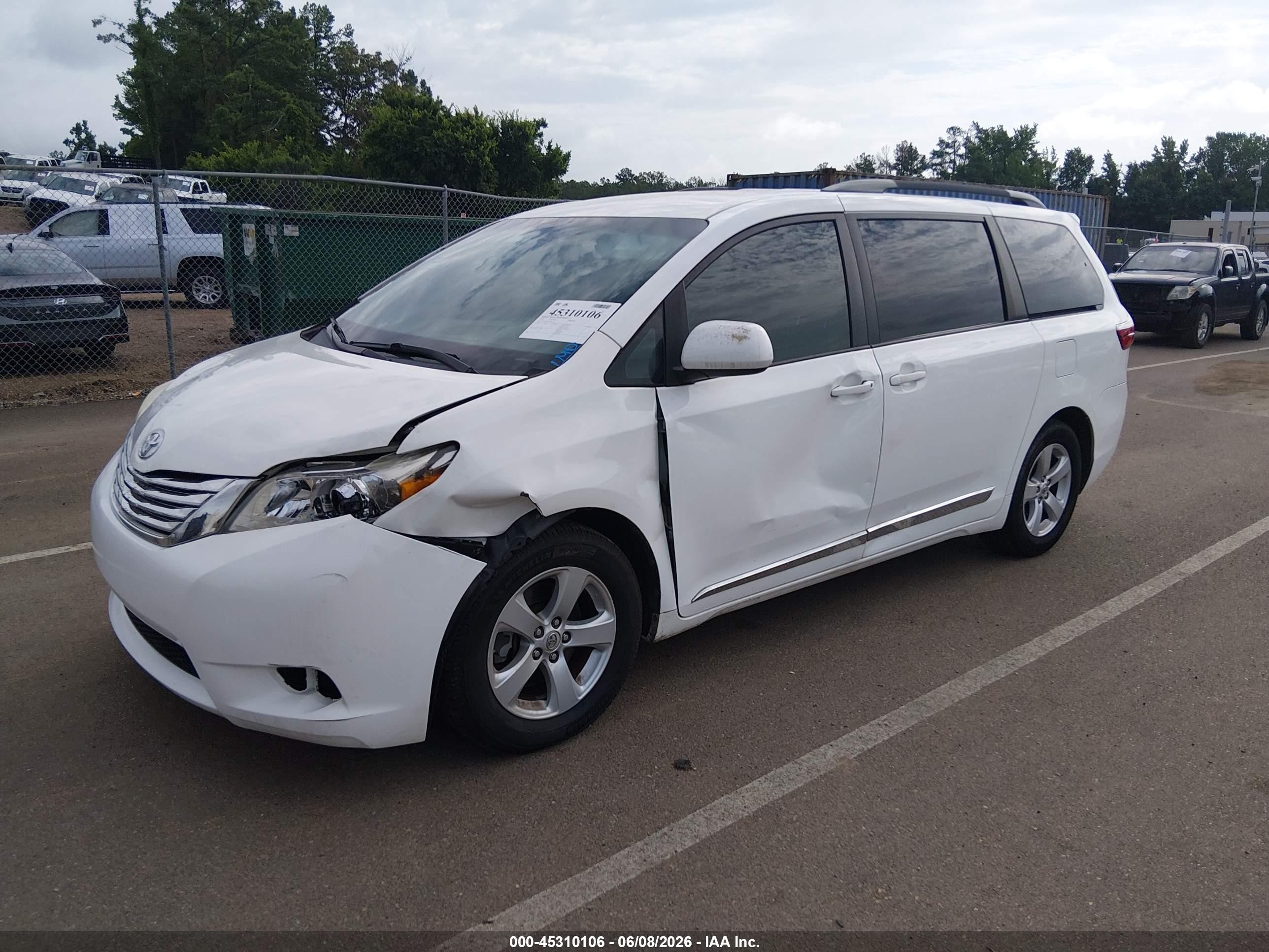 2015 Toyota Sienna Le 8 Passenger White vin: 5TDKK3DC5FS663210