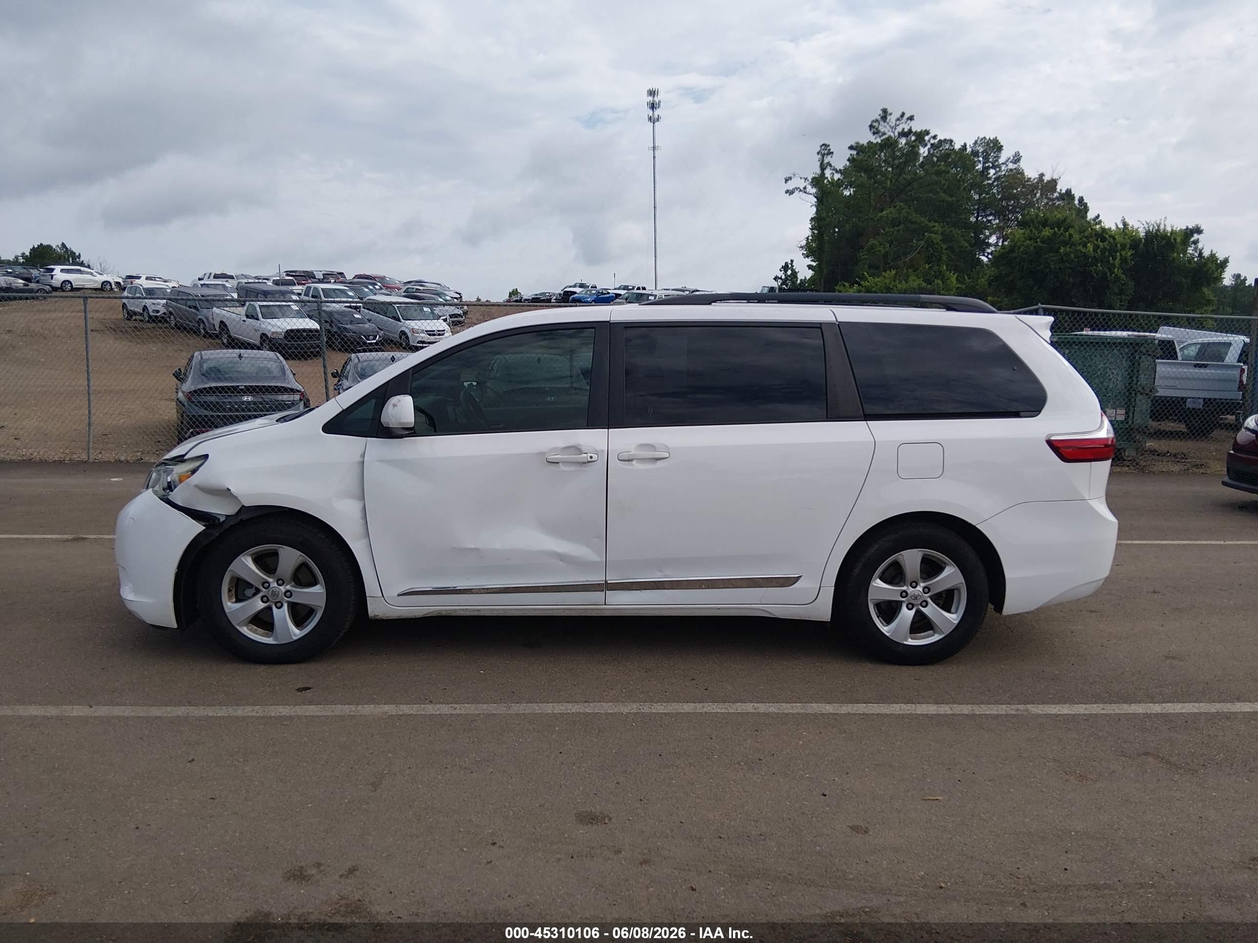 2015 Toyota Sienna Le 8 Passenger White vin: 5TDKK3DC5FS663210