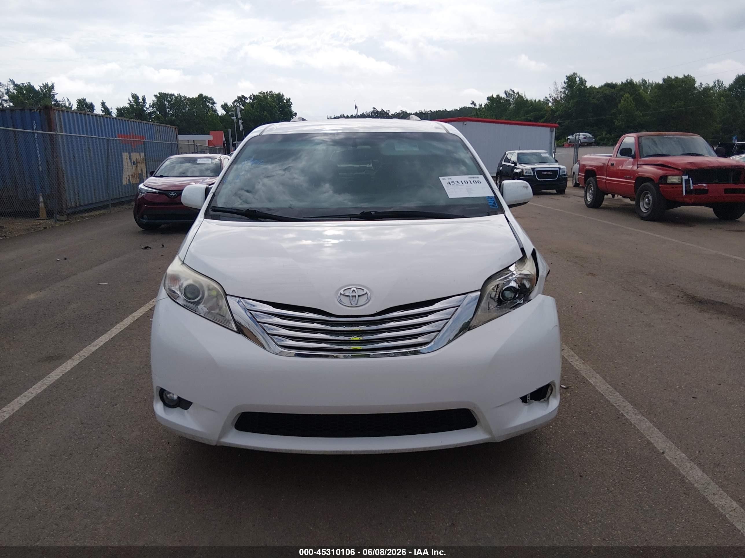2015 Toyota Sienna Le 8 Passenger White vin: 5TDKK3DC5FS663210