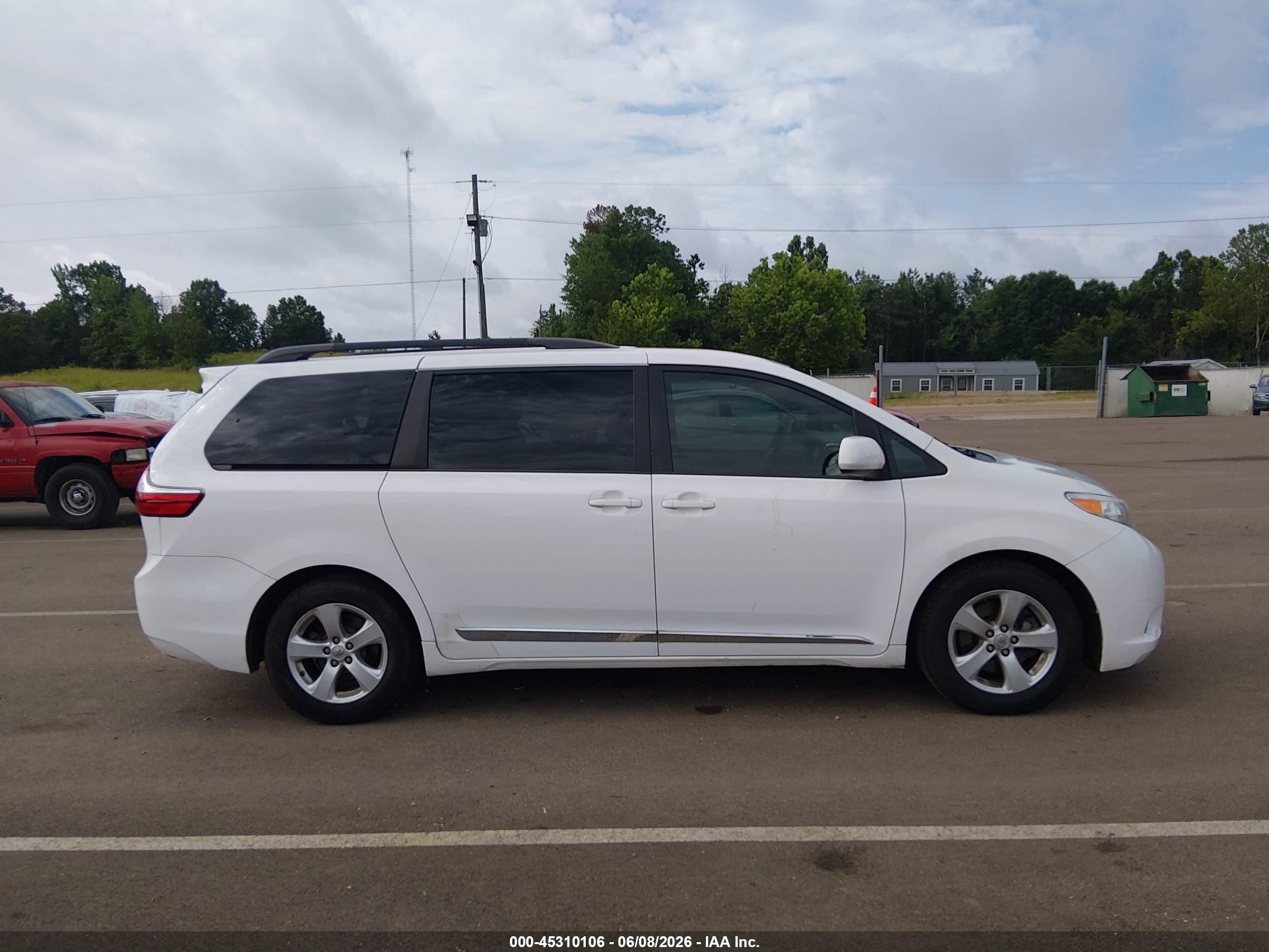 2015 Toyota Sienna Le 8 Passenger White vin: 5TDKK3DC5FS663210