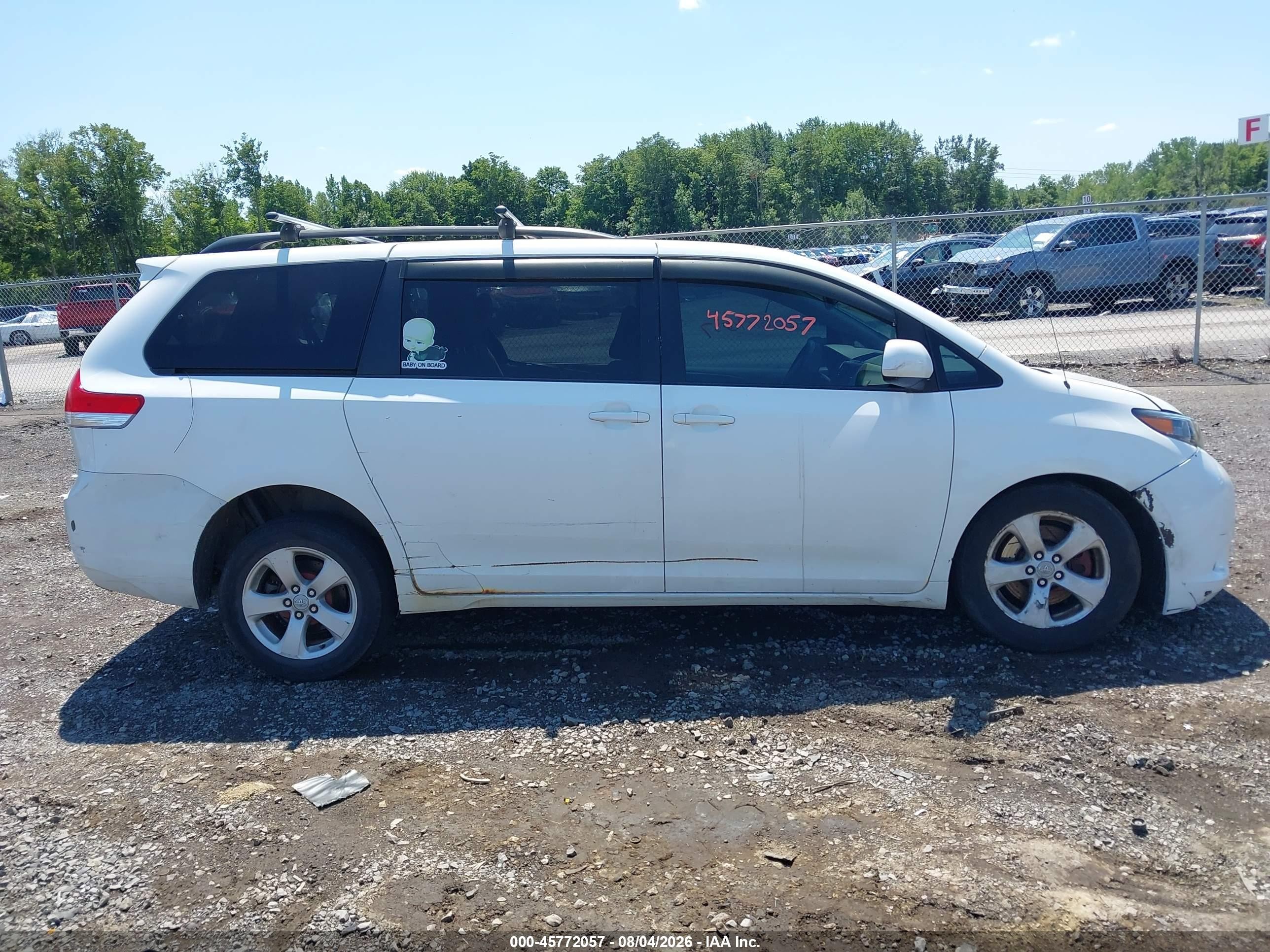 2011 Toyota Sienna Le V6 White vin: 5TDKK3DC6BS004272