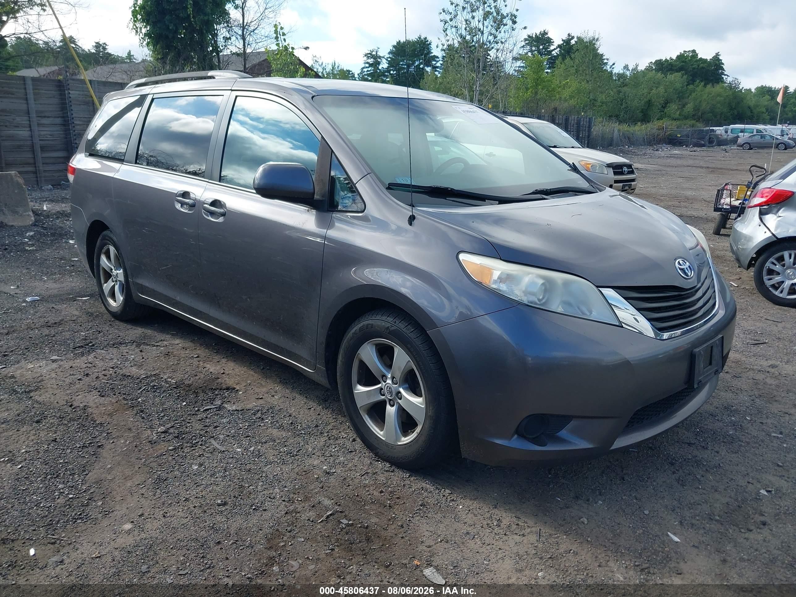 2011 Toyota Sienna Le V6 Gray vin: 5TDKK3DC6BS014736