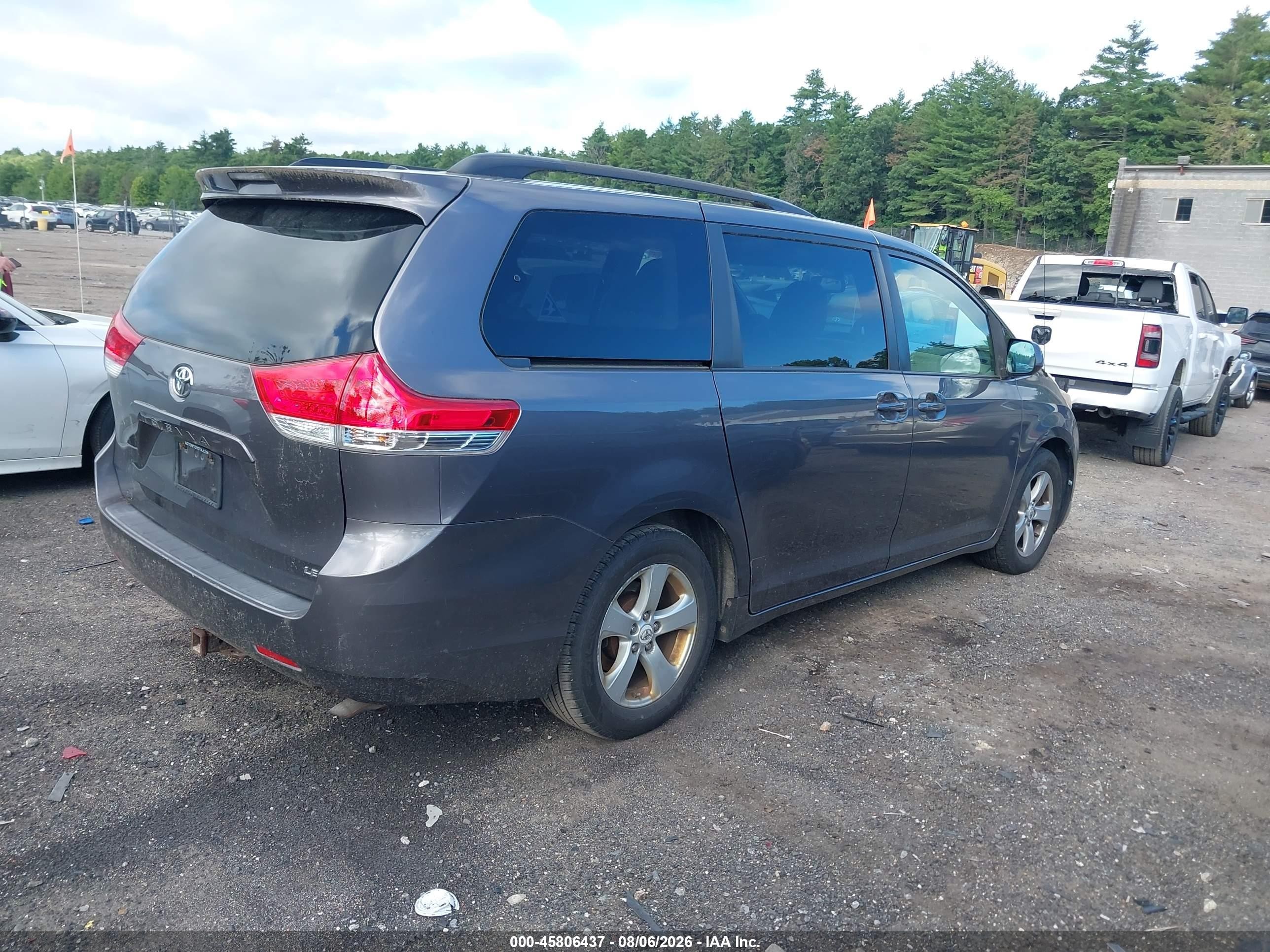 2011 Toyota Sienna Le V6 Серый vin: 5TDKK3DC6BS014736