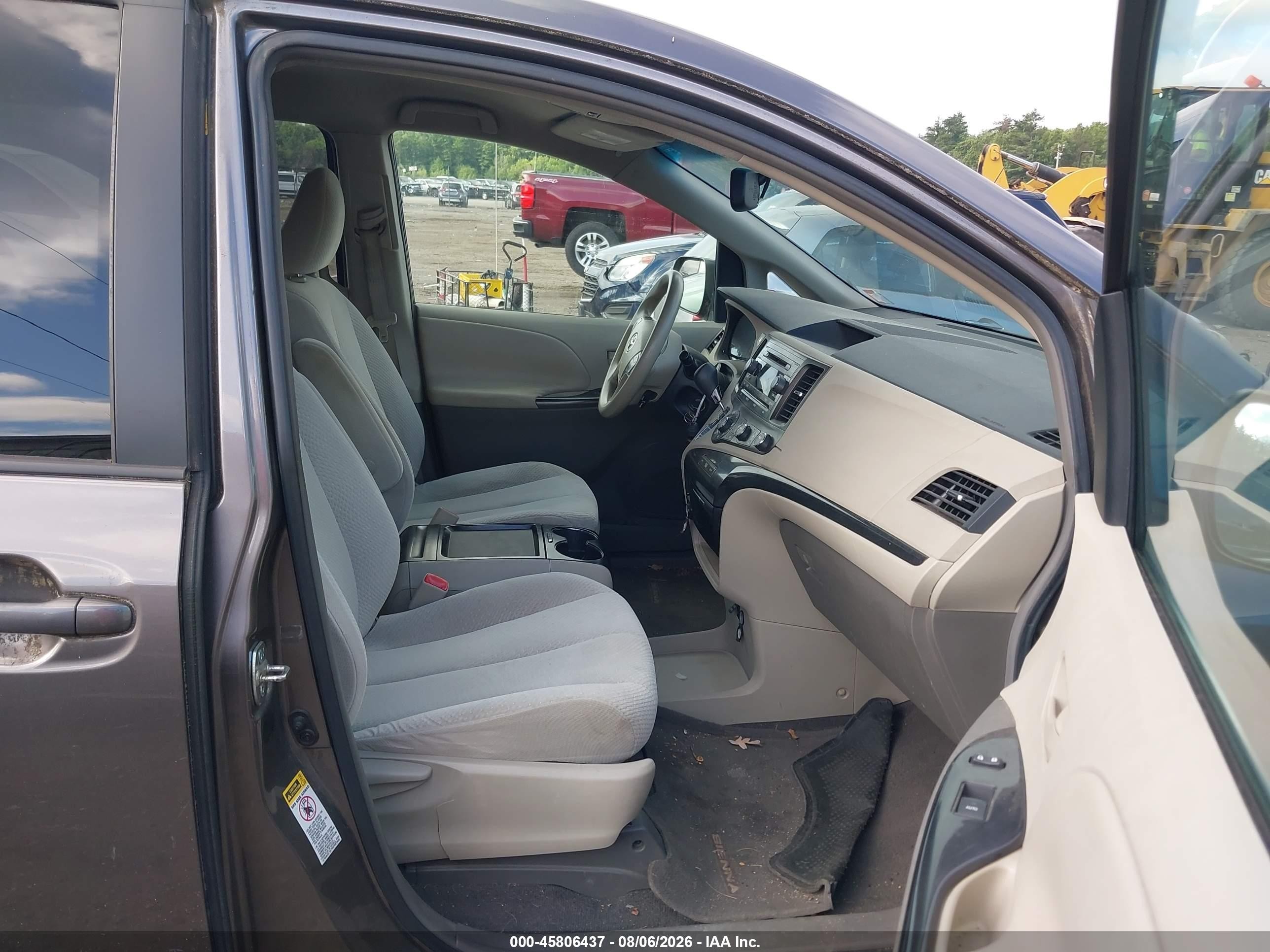 2011 Toyota Sienna Le V6 Серый vin: 5TDKK3DC6BS014736