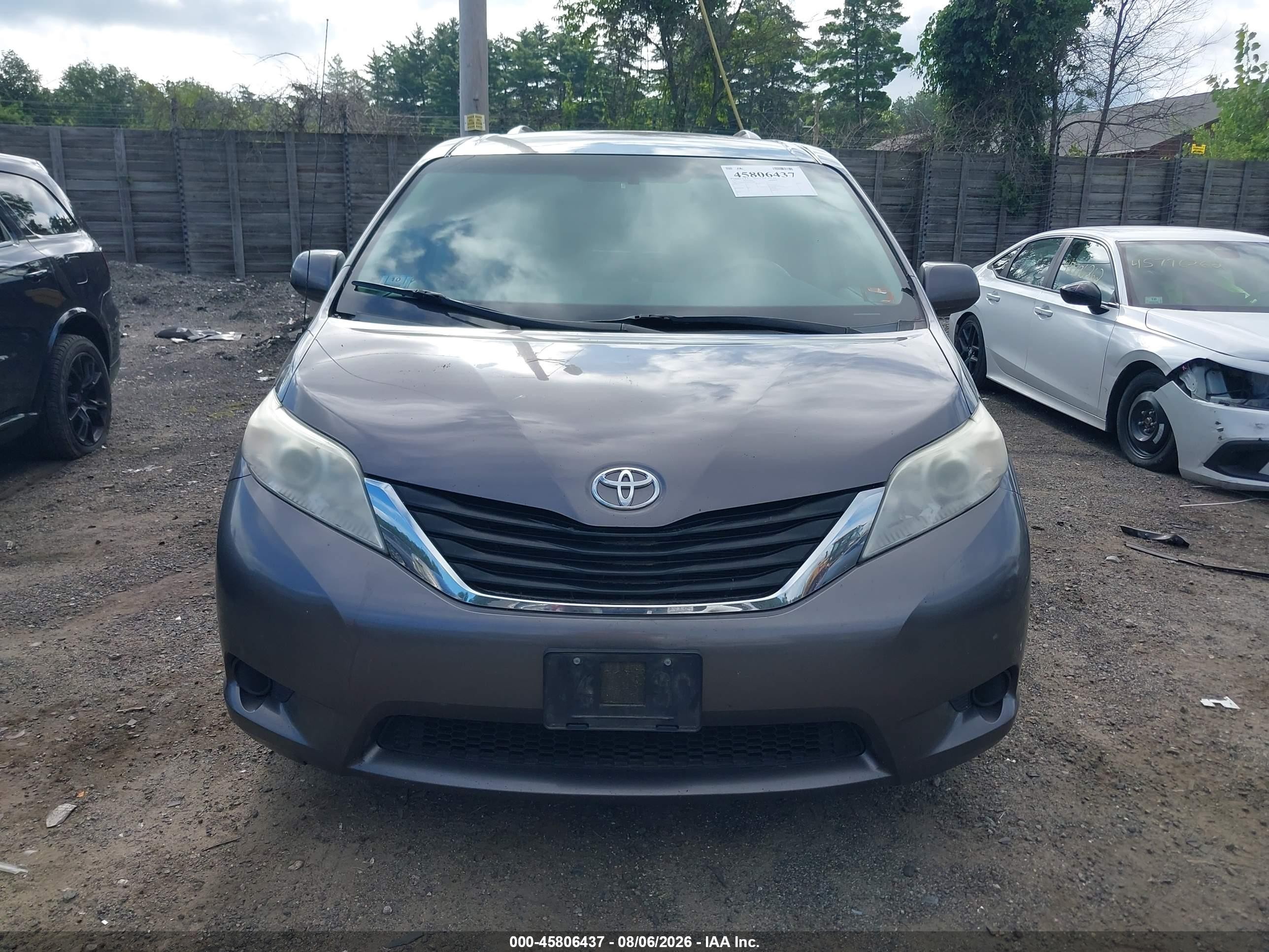 2011 Toyota Sienna Le V6 Серый vin: 5TDKK3DC6BS014736