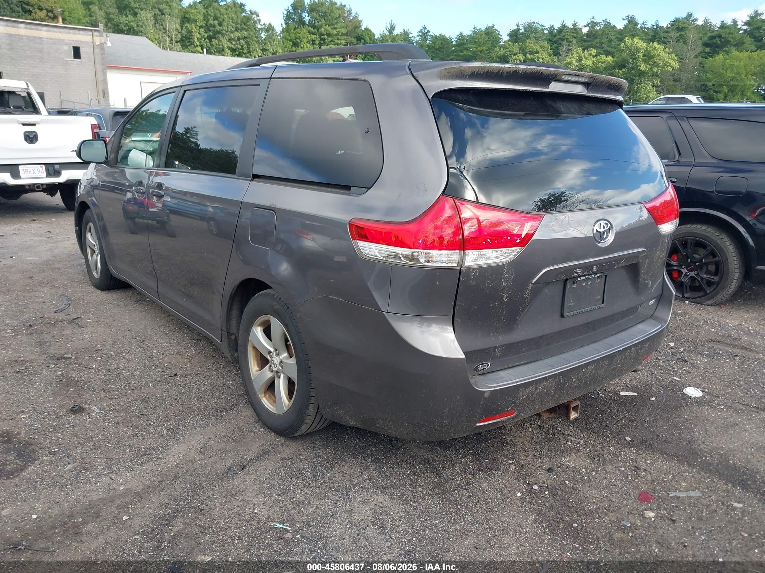 2011 Toyota Sienna Le V6 Серый vin: 5TDKK3DC6BS014736