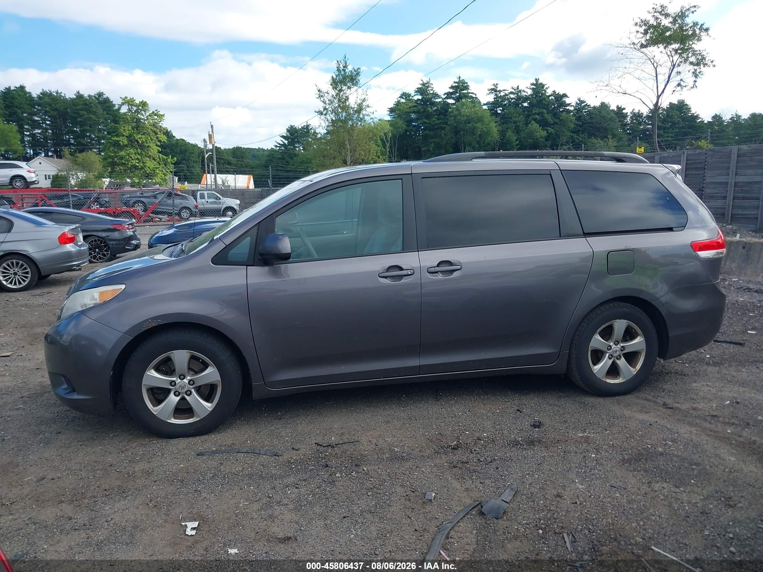 2011 Toyota Sienna Le V6 Серый vin: 5TDKK3DC6BS014736