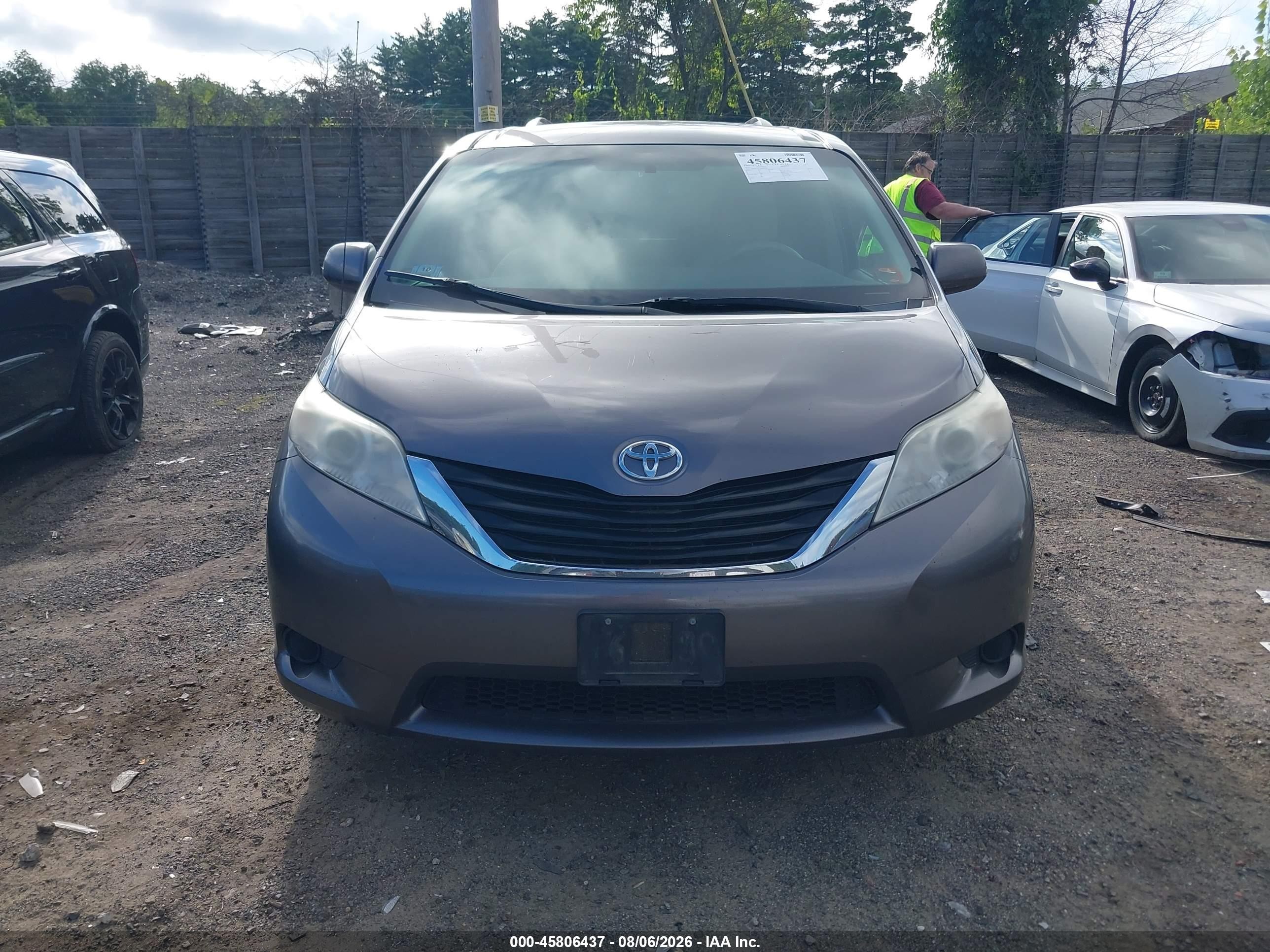 2011 Toyota Sienna Le V6 Серый vin: 5TDKK3DC6BS014736